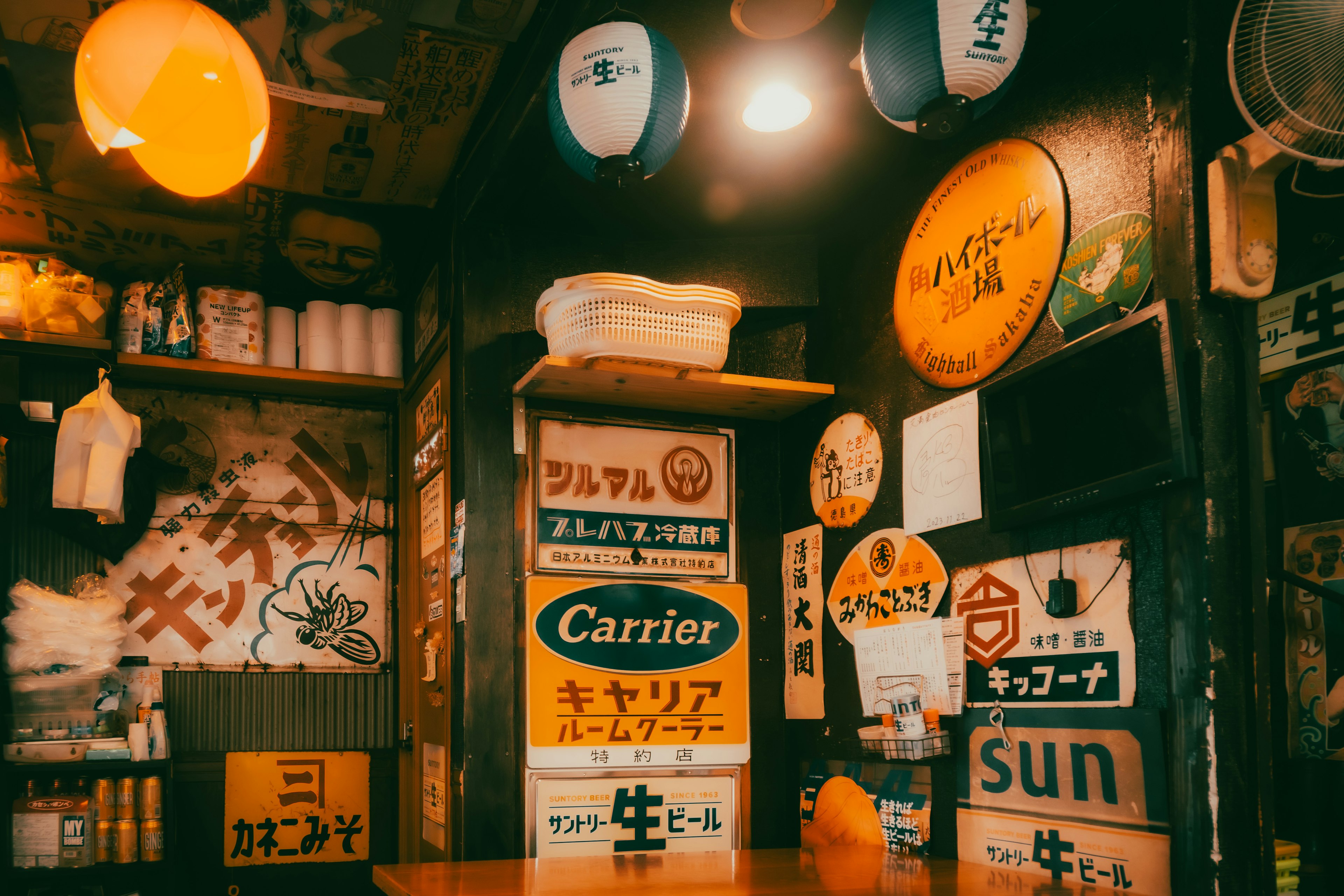 Interior izakaya dengan tanda warna-warni dan dekorasi retro