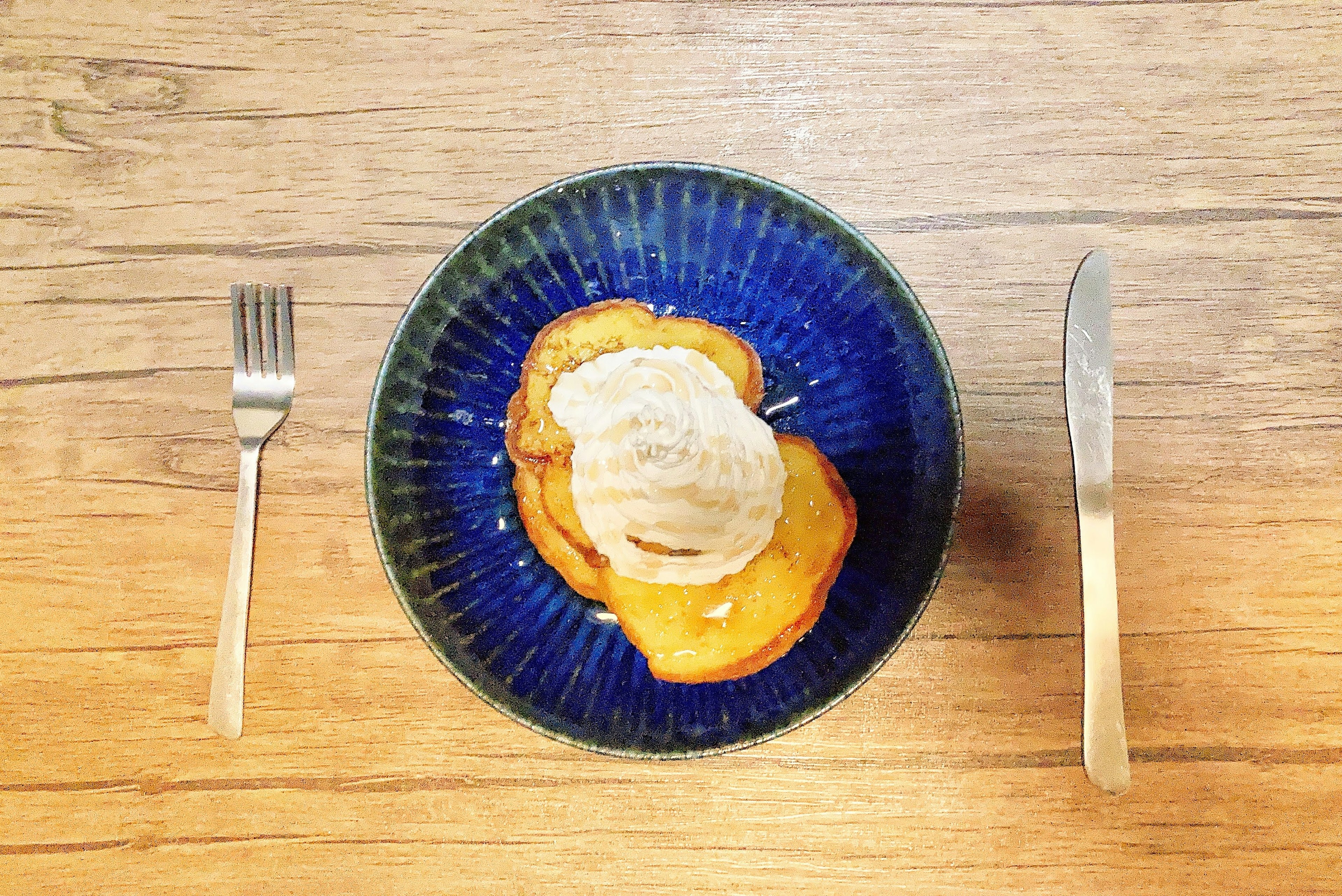 Panqueques con helado servidos en un plato azul