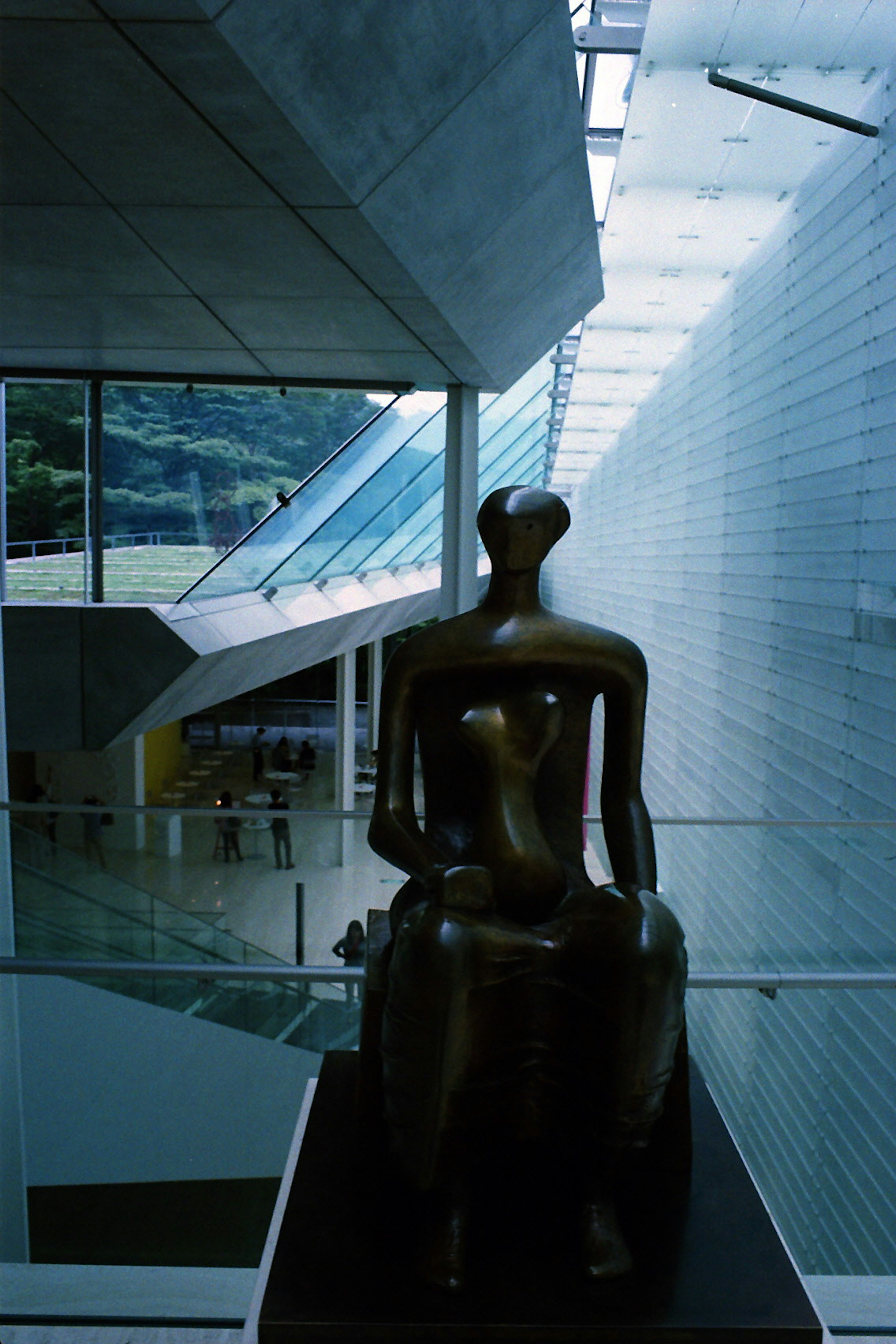 Innenansicht eines modernen Kunstmuseums mit einer Bronzeskulptur