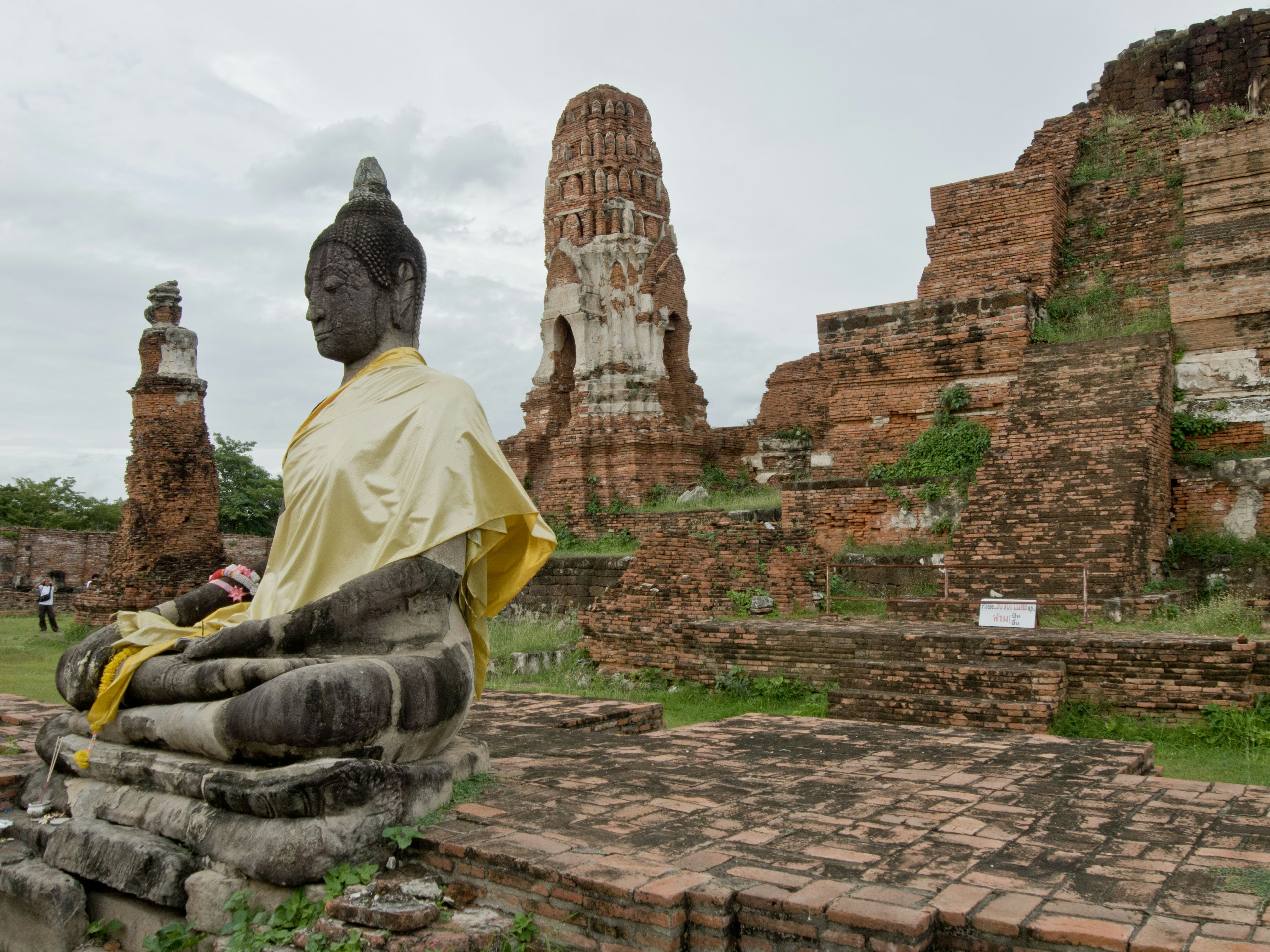 Alte Buddha-Statue, die in einer historischen Ruine sitzt