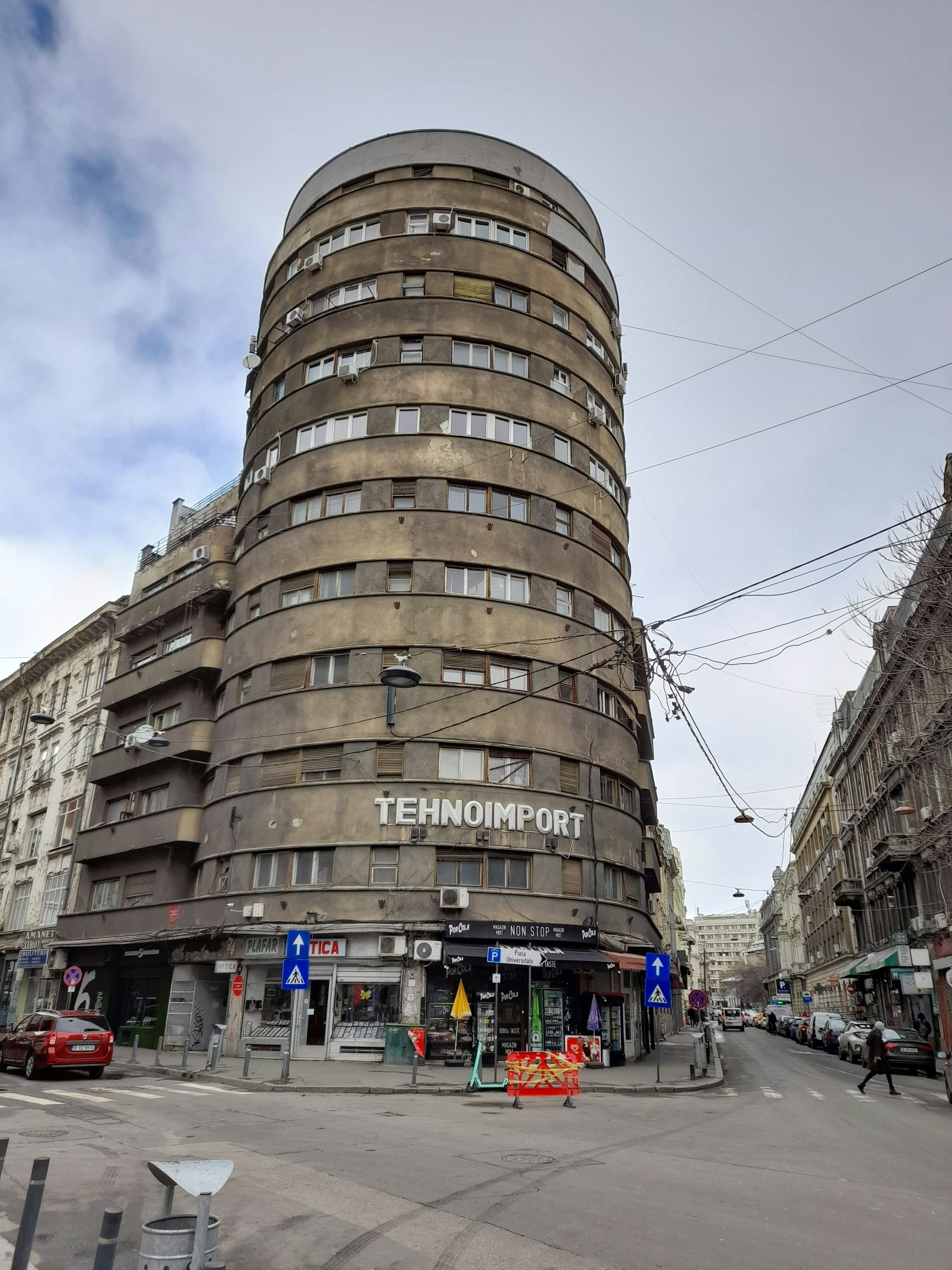 Vista de calle con un edificio redondo distintivo