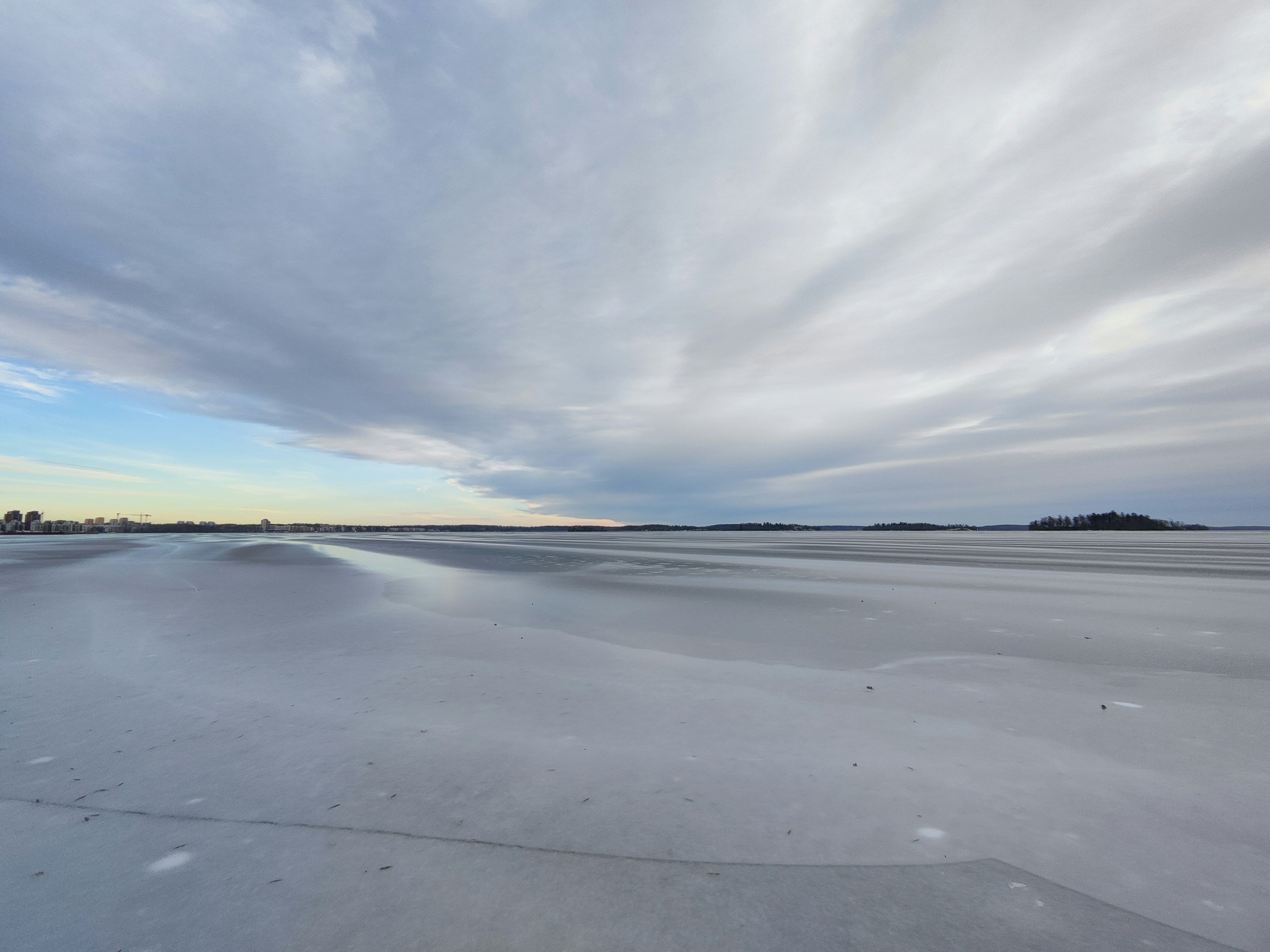 Weite Eislandschaft mit bewölktem Himmel