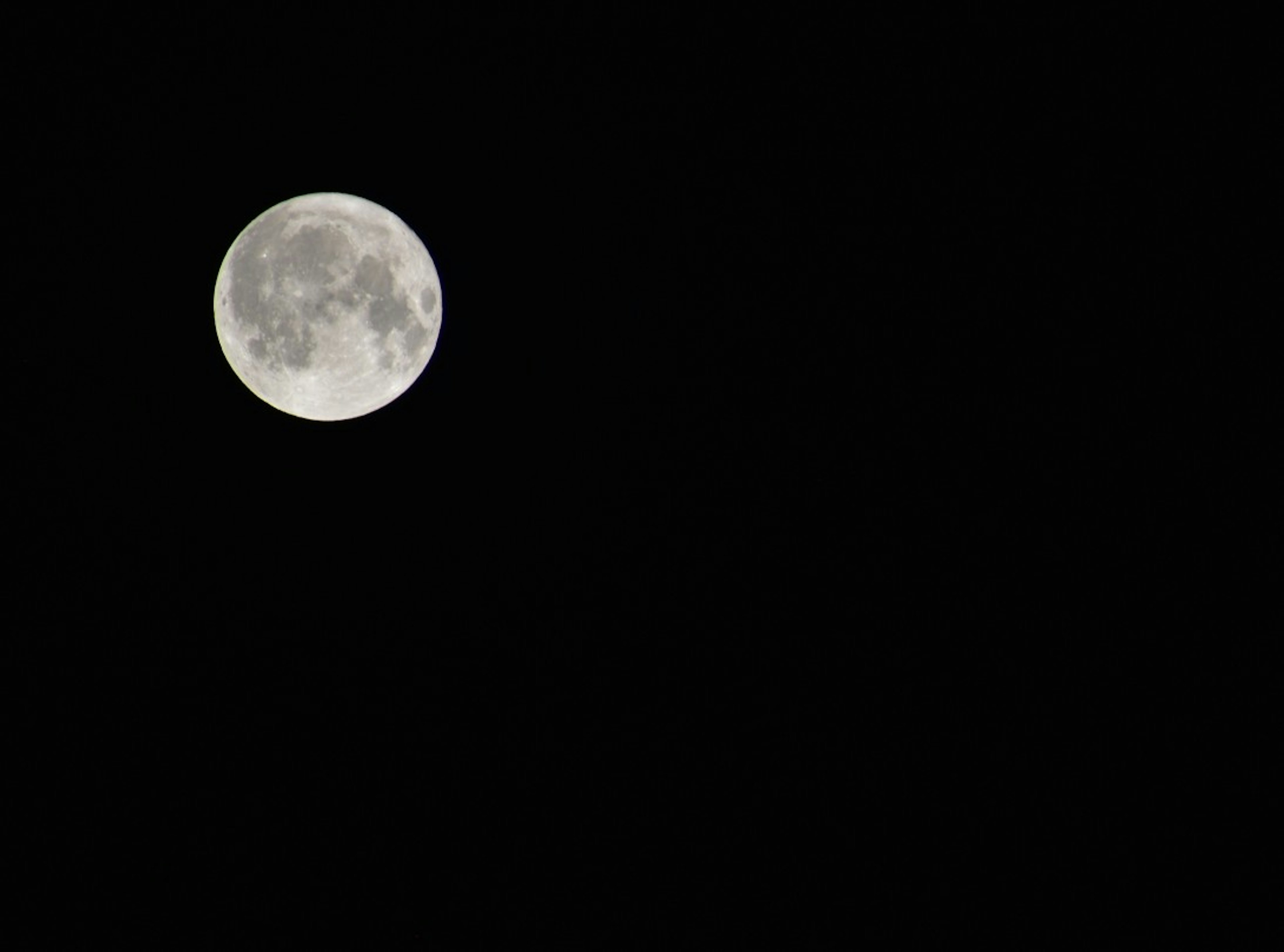 Acercamiento de una brillante luna llena en el cielo nocturno