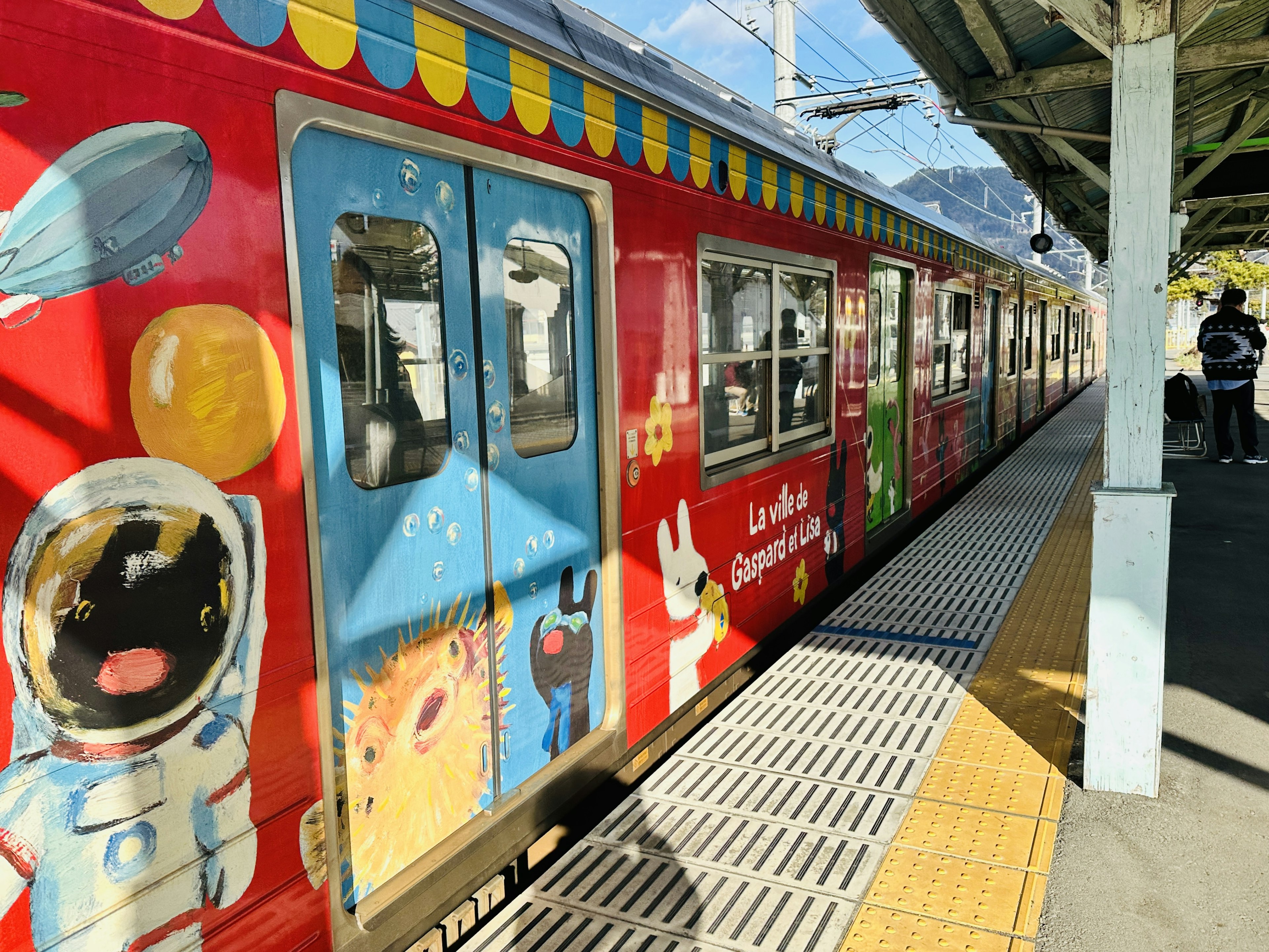 Treno colorato a tema spaziale in stazione