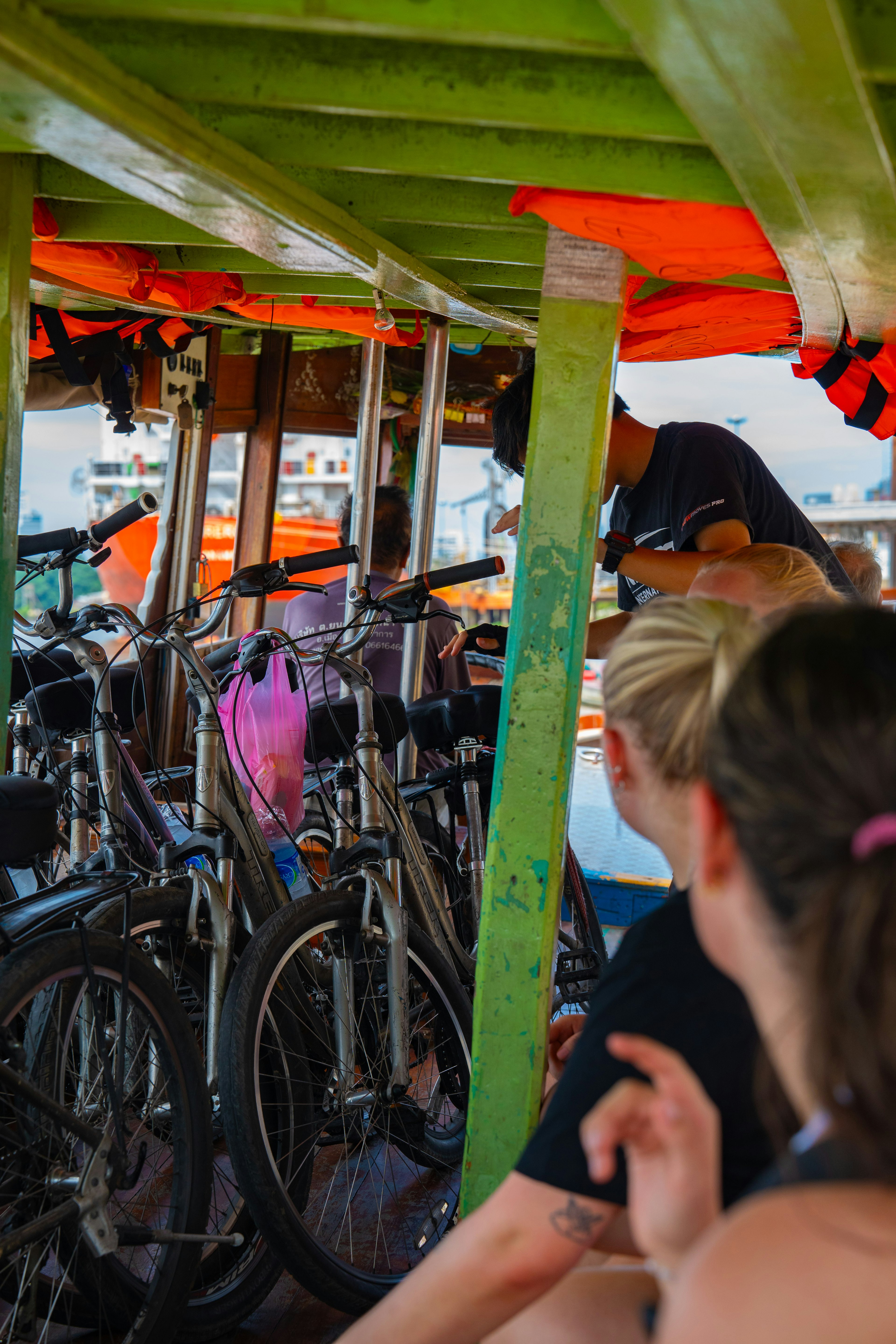 Vista interior de un bote con bicicletas y toldo naranja