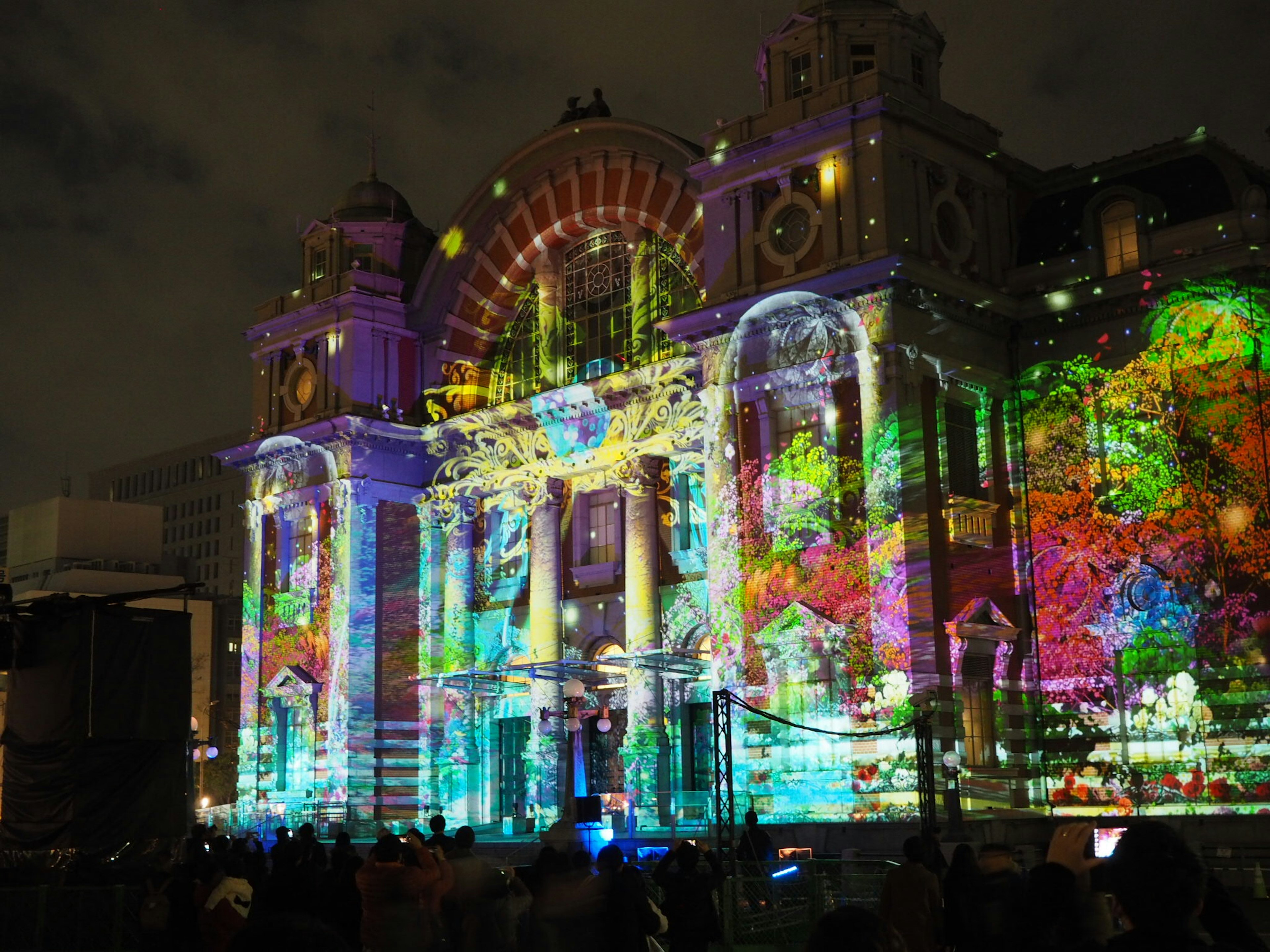 Proyecciones coloridas en un hermoso edificio por la noche