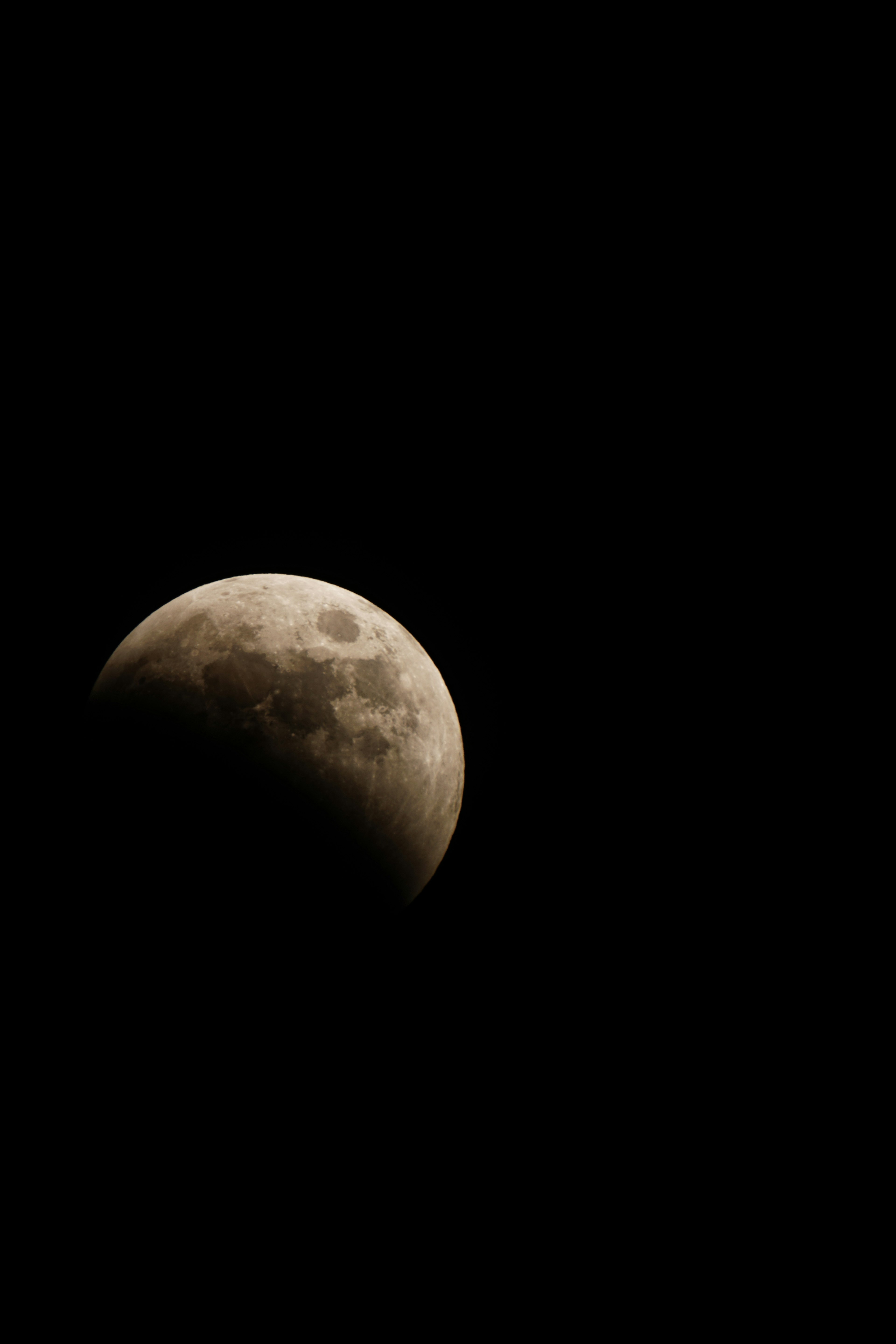 Eclipse lunar parcial con fondo oscuro