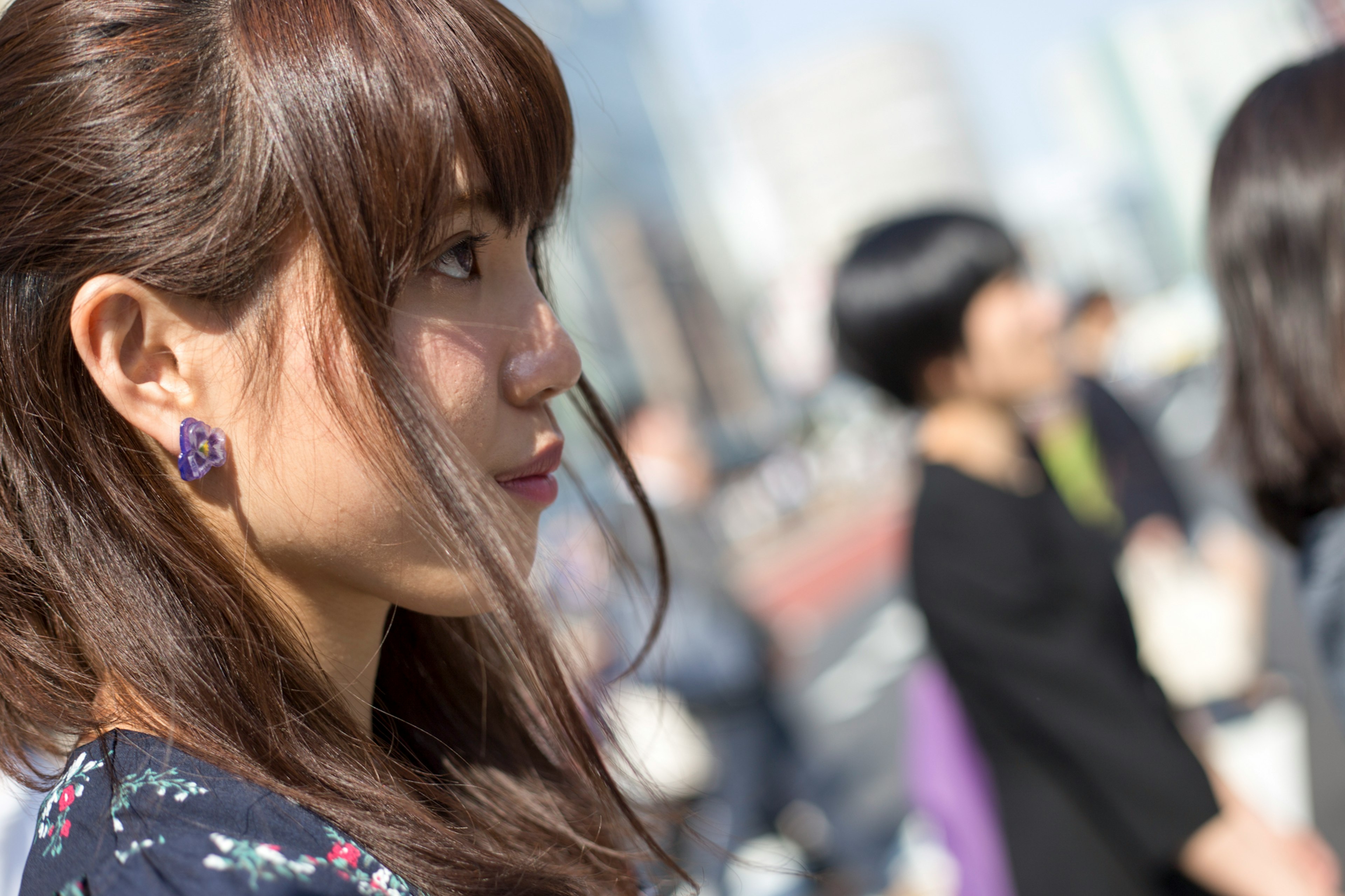 El perfil de una mujer se destaca hermosamente contra un fondo urbano