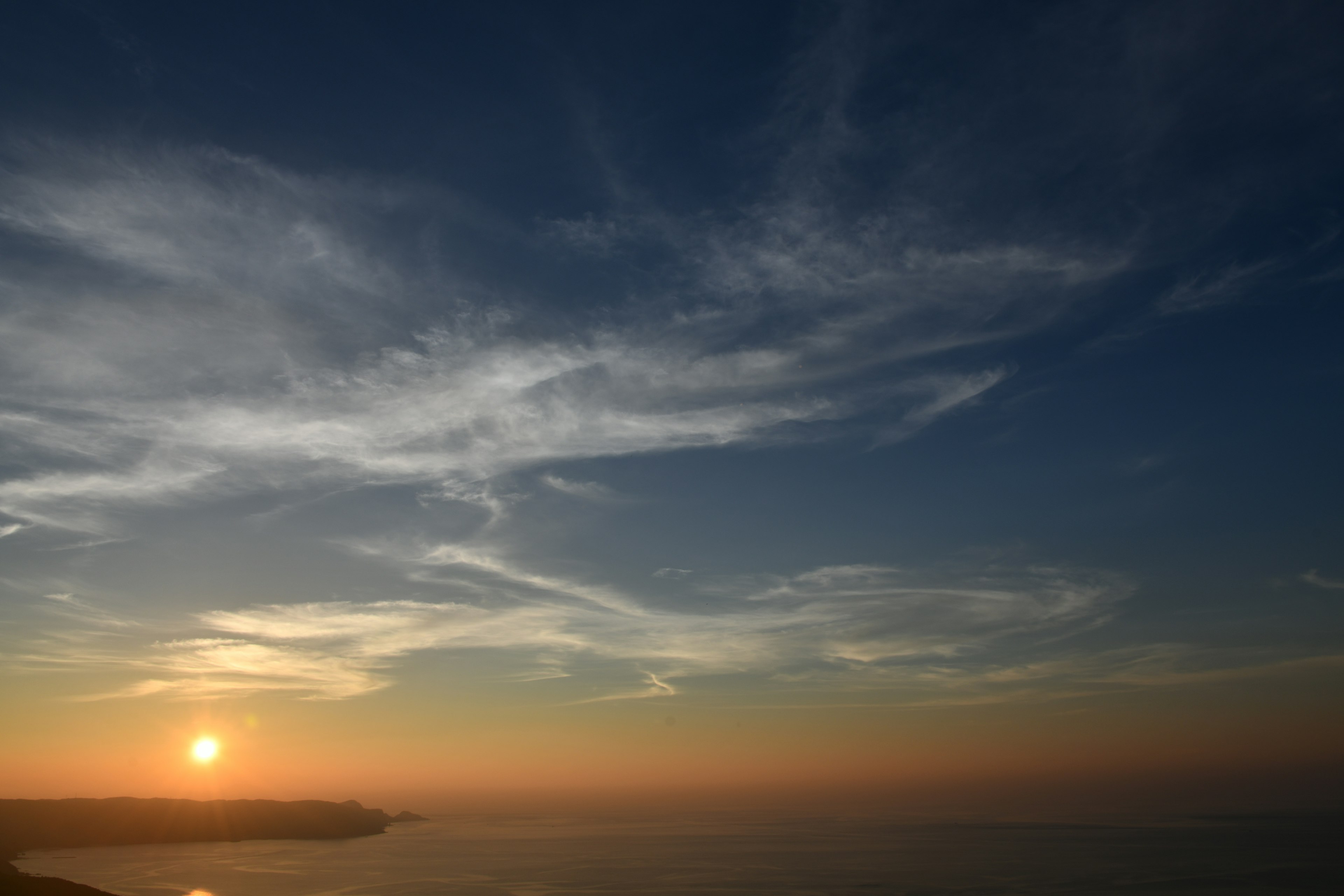 Bellissimo paesaggio del tramonto sull'oceano