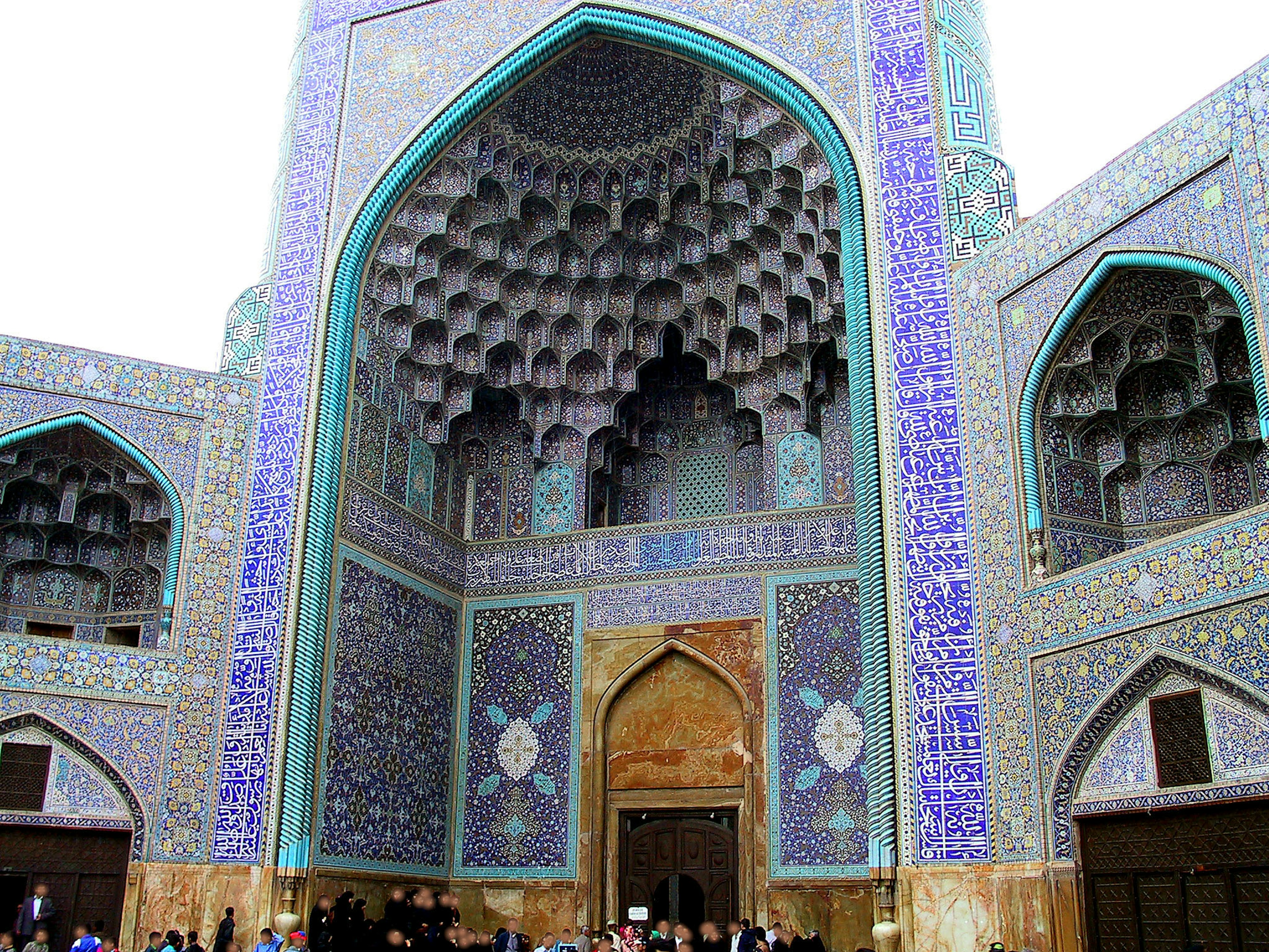 Hermosa entrada de mezquita con decoraciones intrincadas y azulejos azules