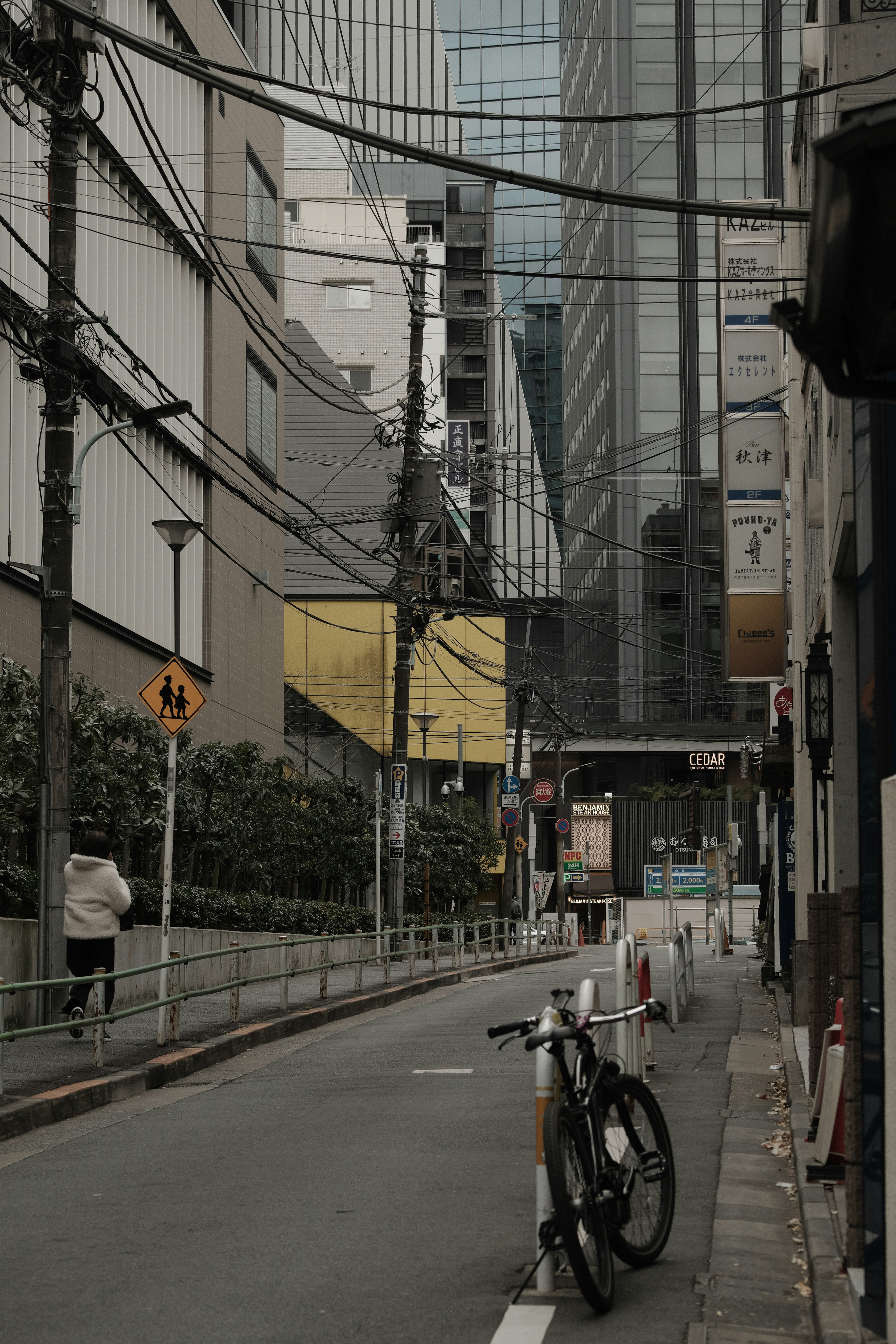 静かな都市の通りに置かれた自転車と高層ビルの風景