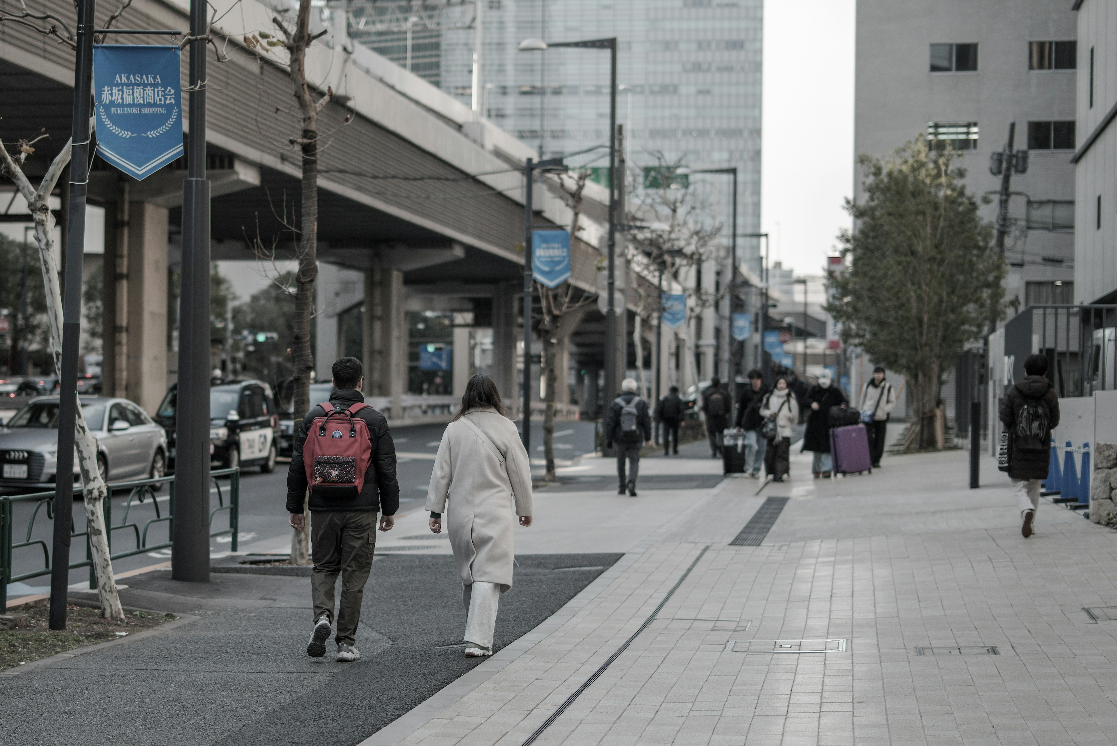 城市街道上行走的人和高架道路