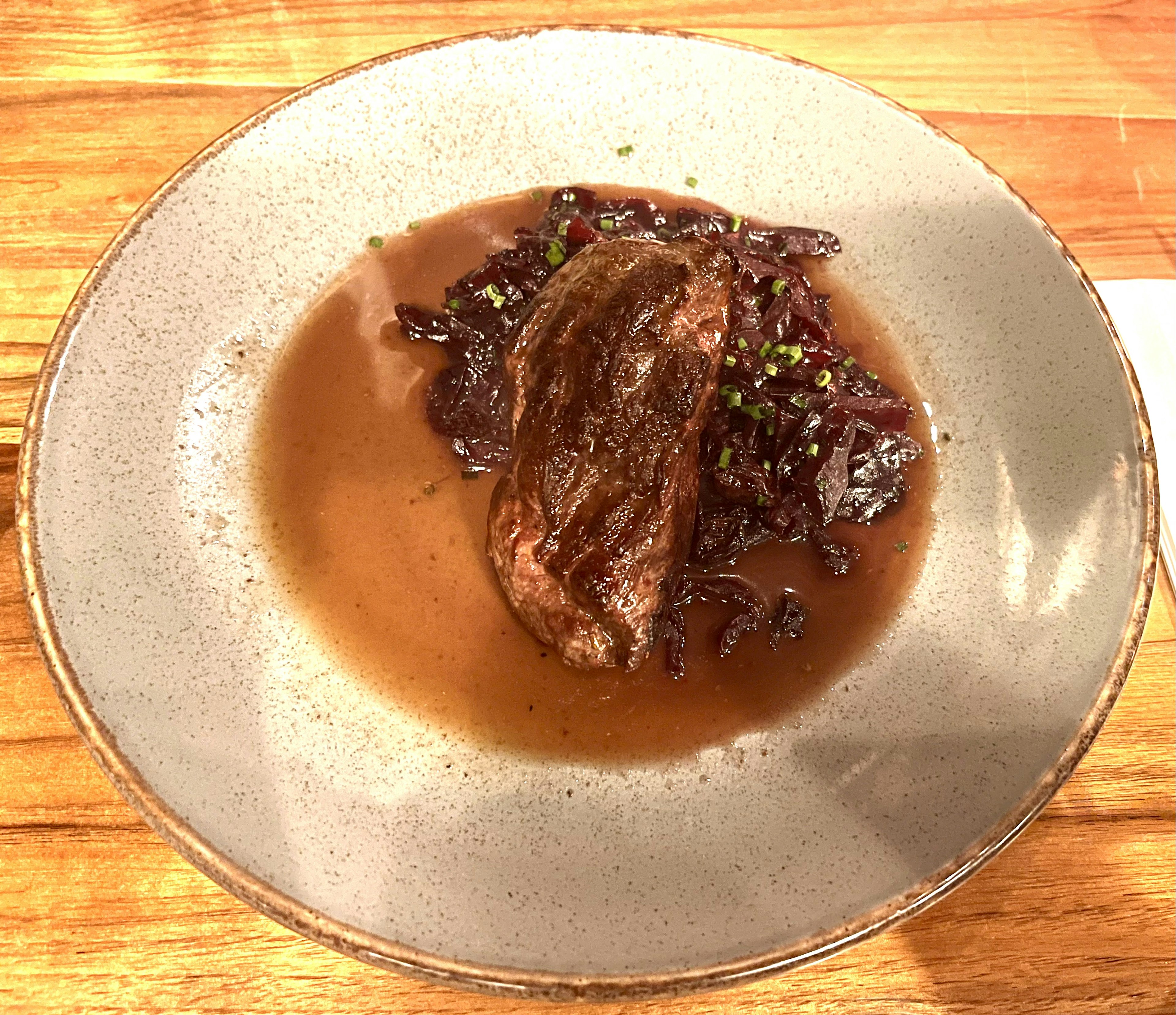 Plat avec du riz noir et de la viande dans une sauce savoureuse