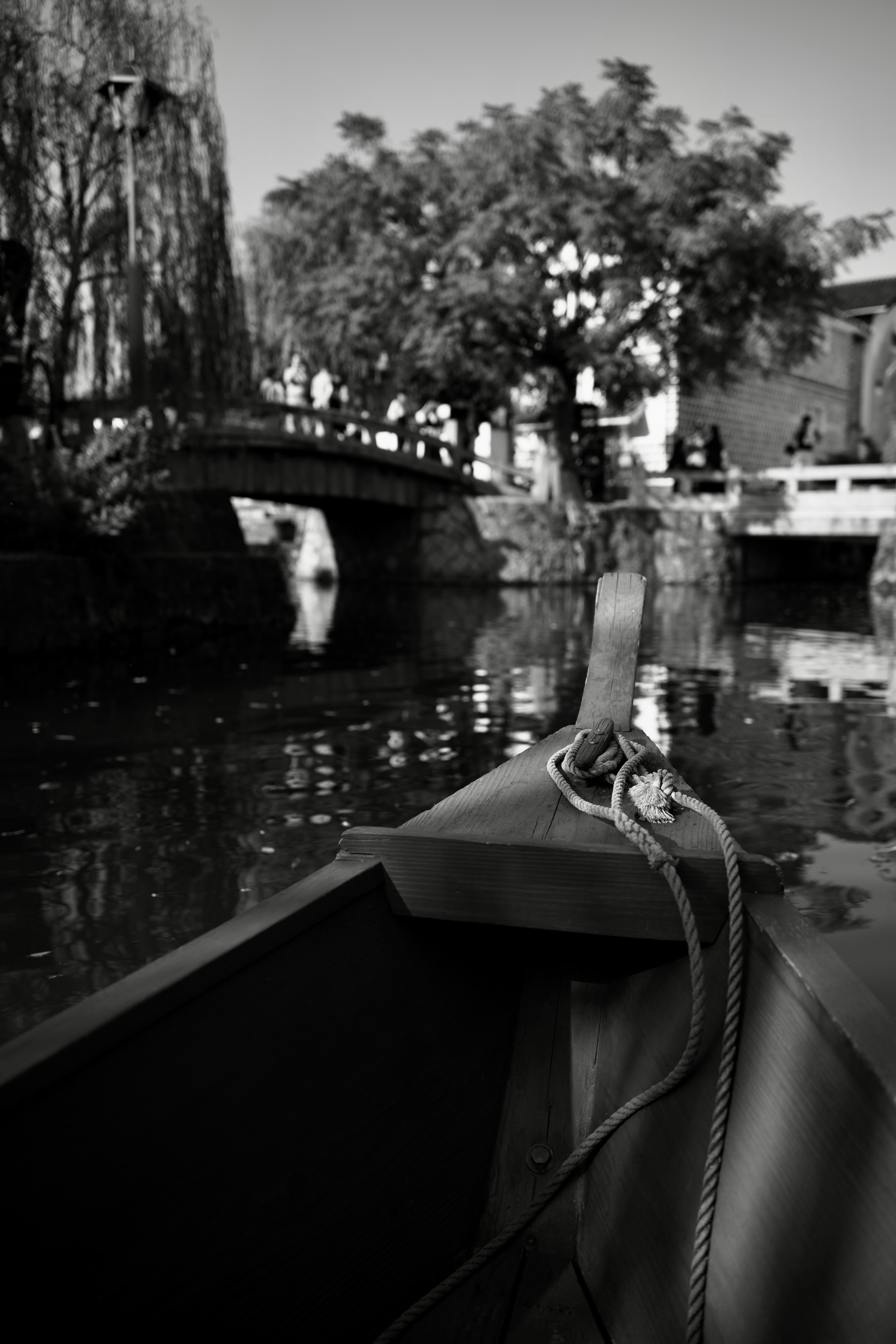 Vue d'un bateau montrant un chemin d'eau tranquille et un pont