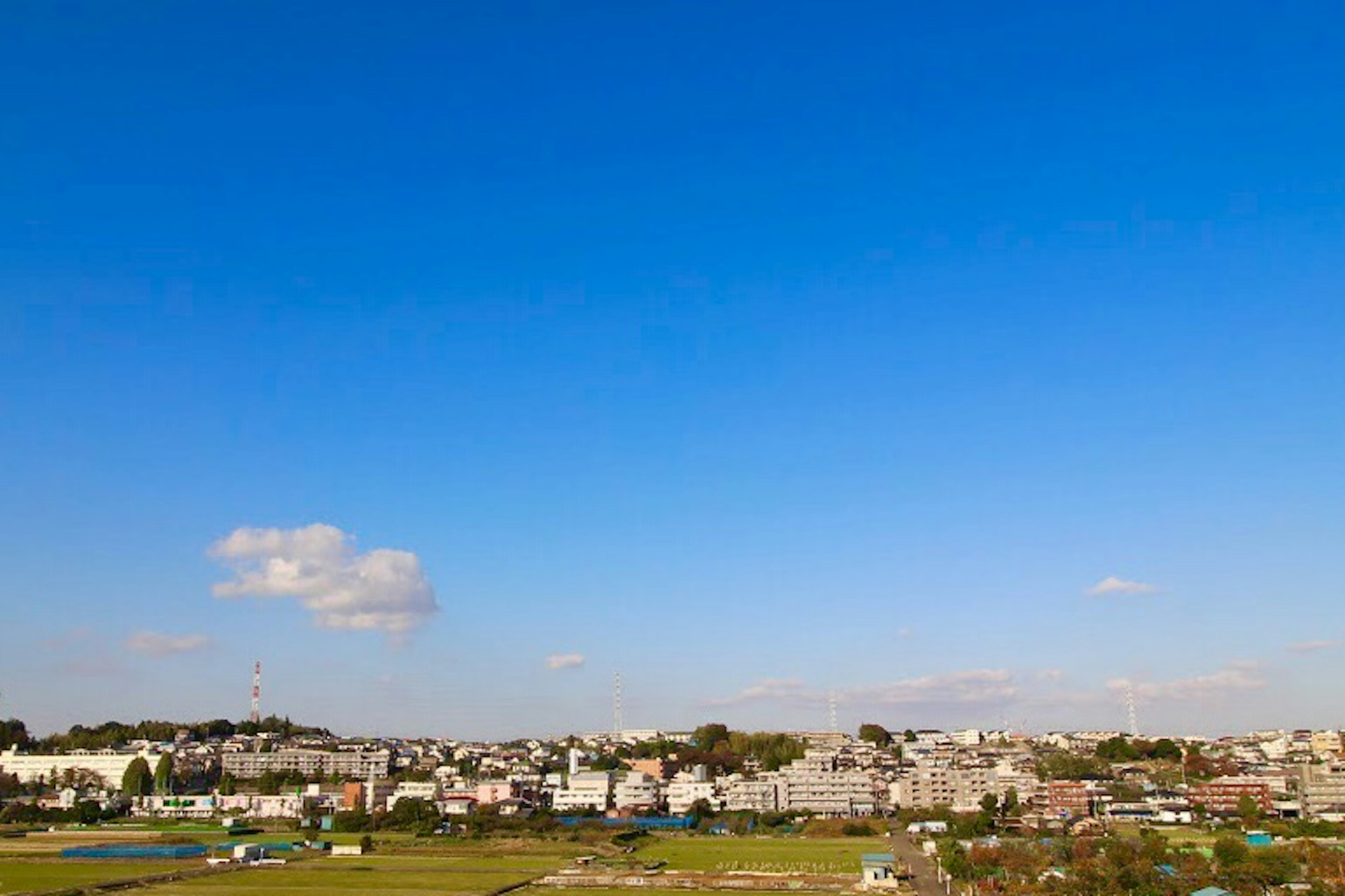 Panoramablick auf ein Wohngebiet unter einem klaren blauen Himmel