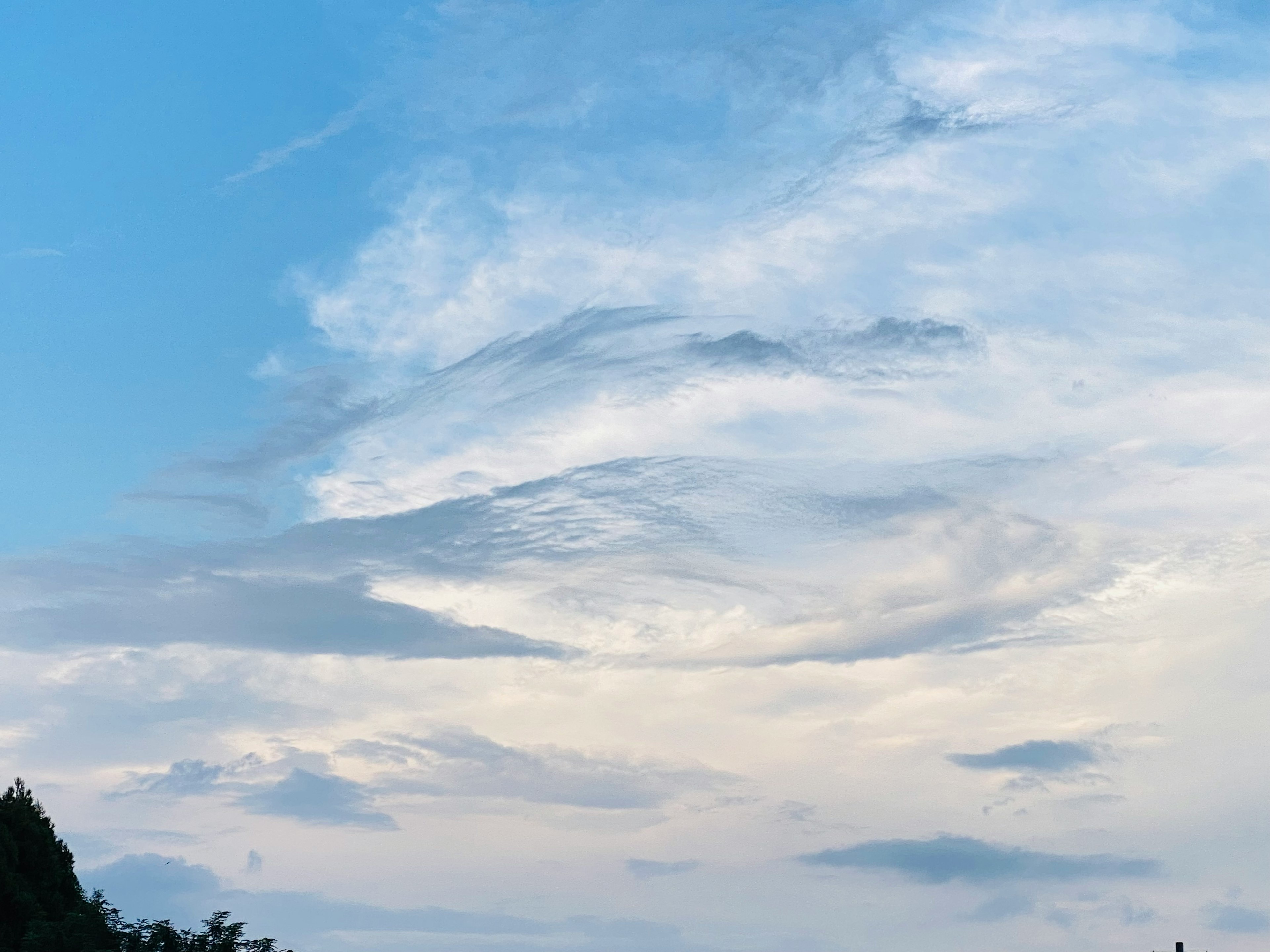 Hermoso paisaje nublado en un cielo azul