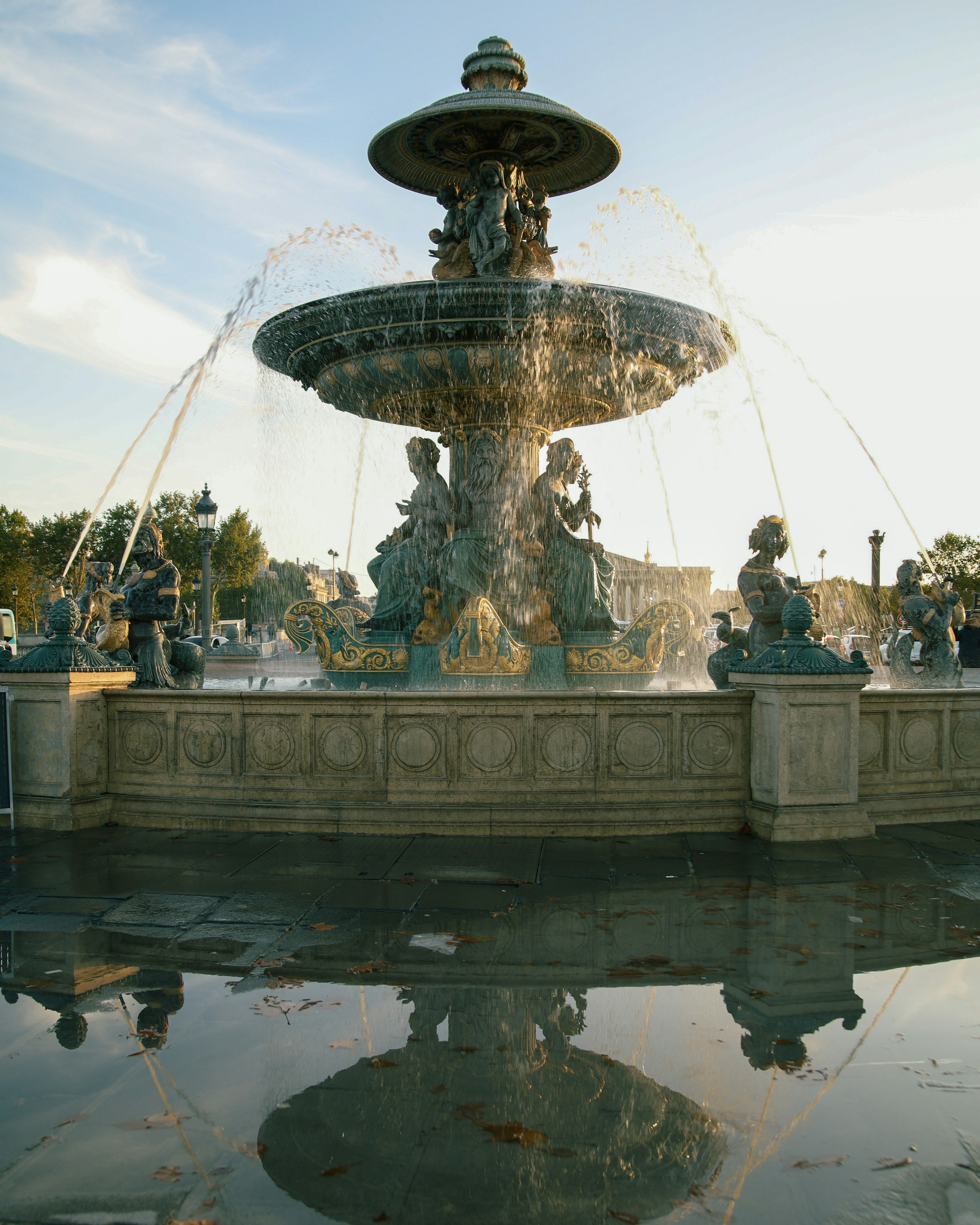 Una hermosa fuente con agua salpicando rodeada de esculturas ornamentadas