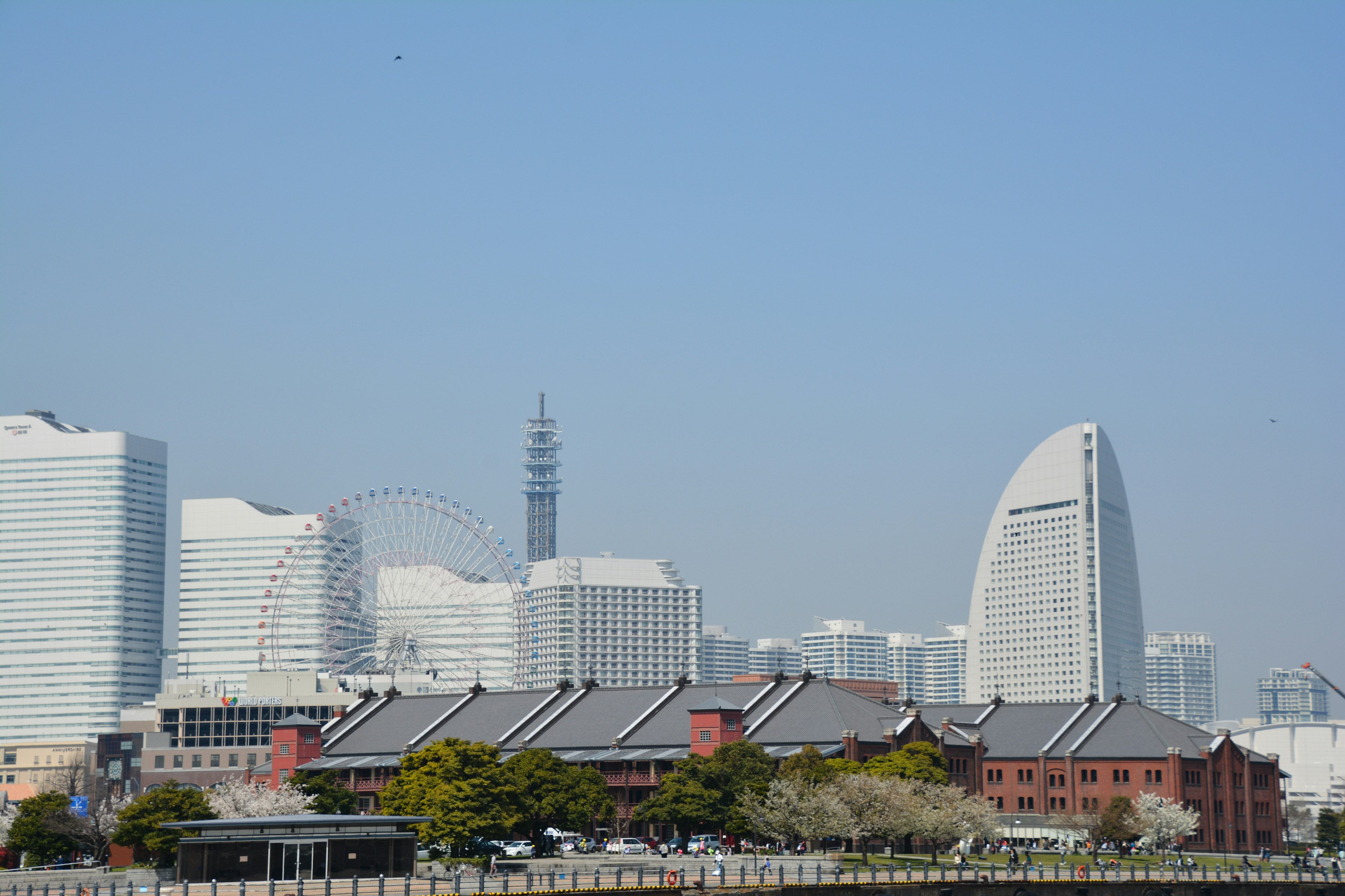 Kontras antara cakrawala modern Yokohama dan bangunan bersejarah