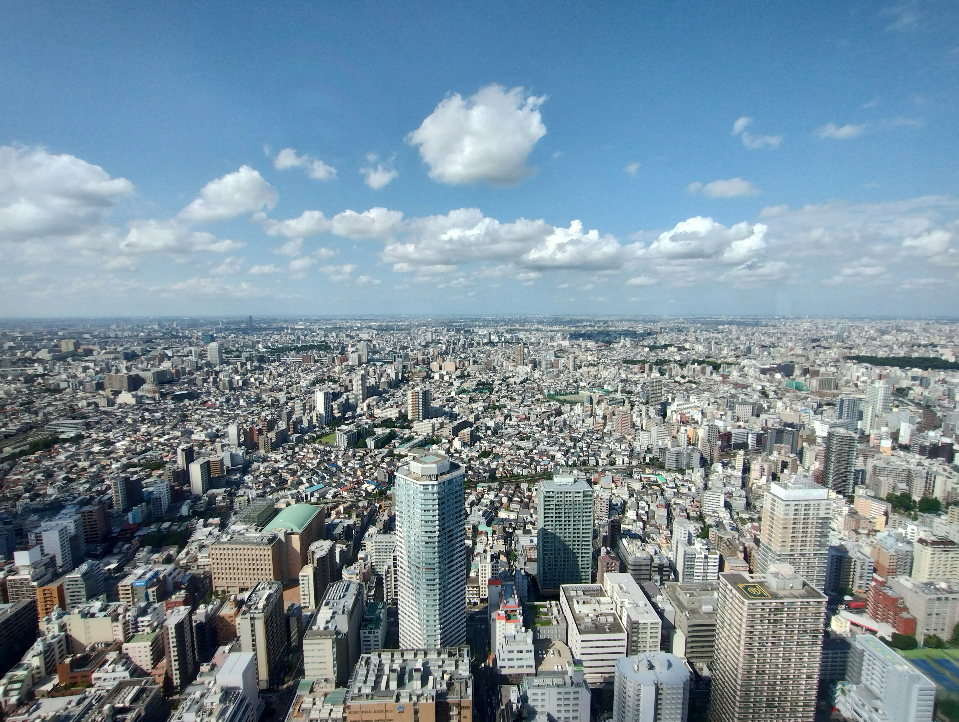 東京の高層ビルが広がる景色と青空