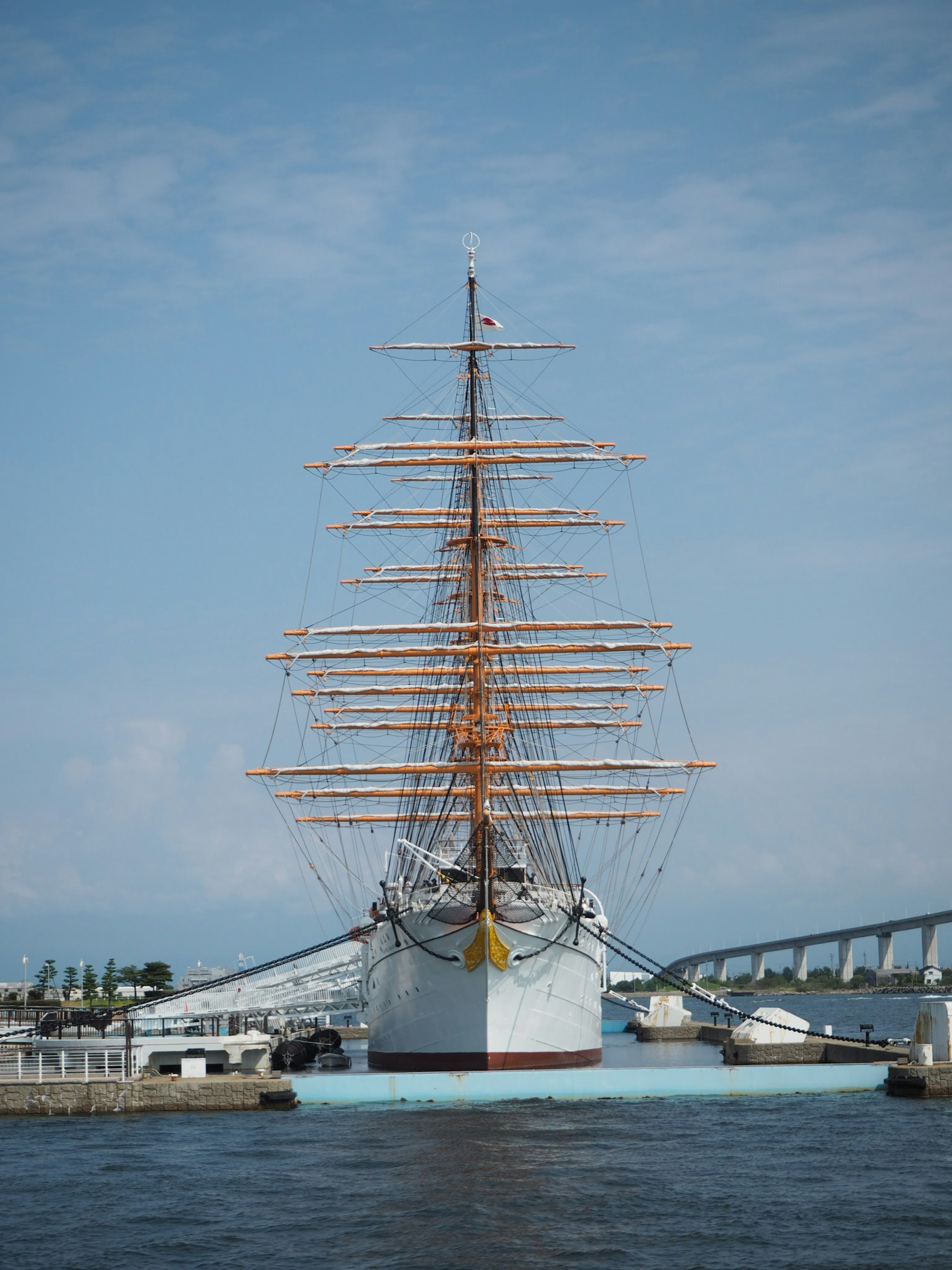 Ein schönes Segelschiff, das auf dem Wasser schwimmt