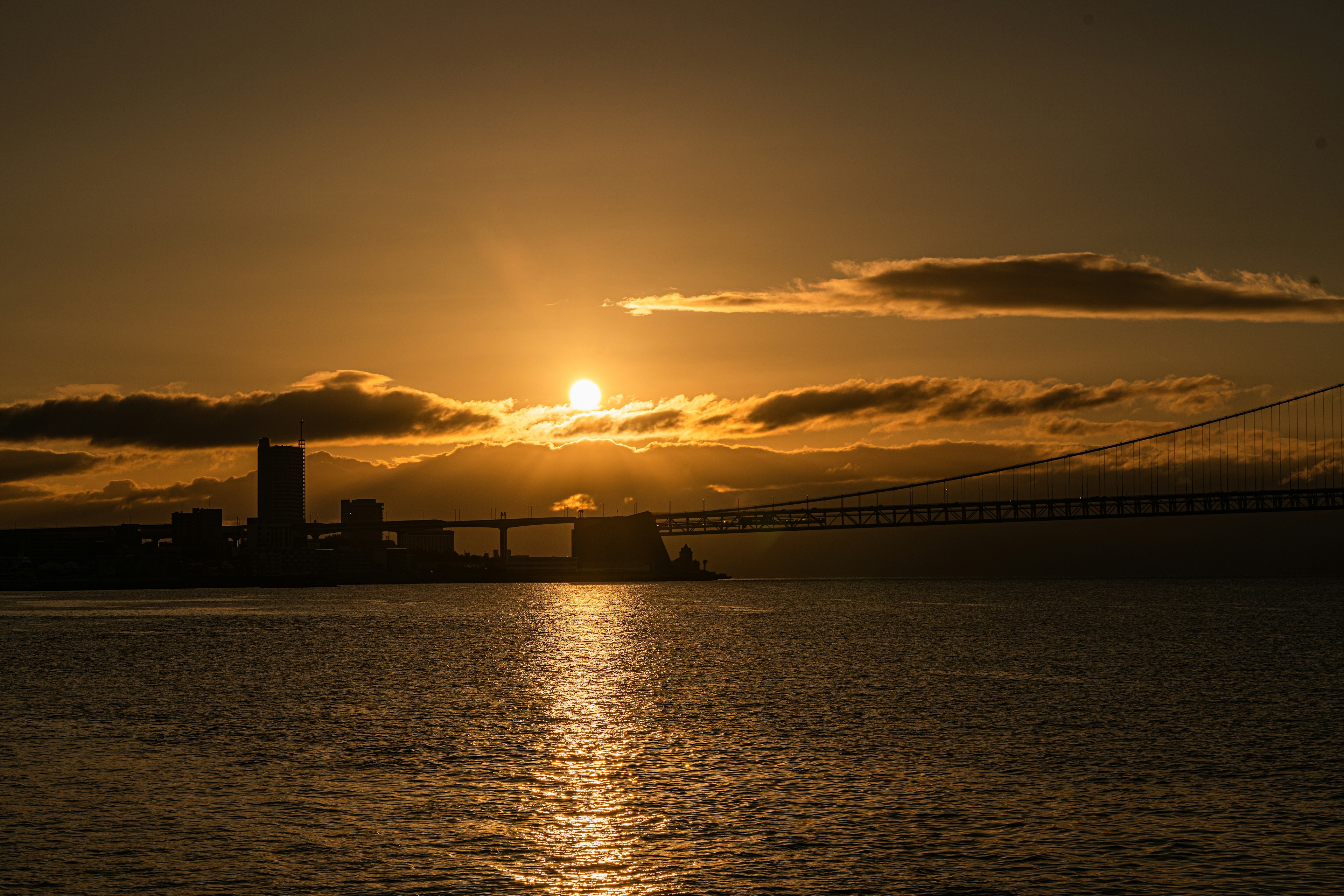 夕日が海に沈む美しい風景のシルエット