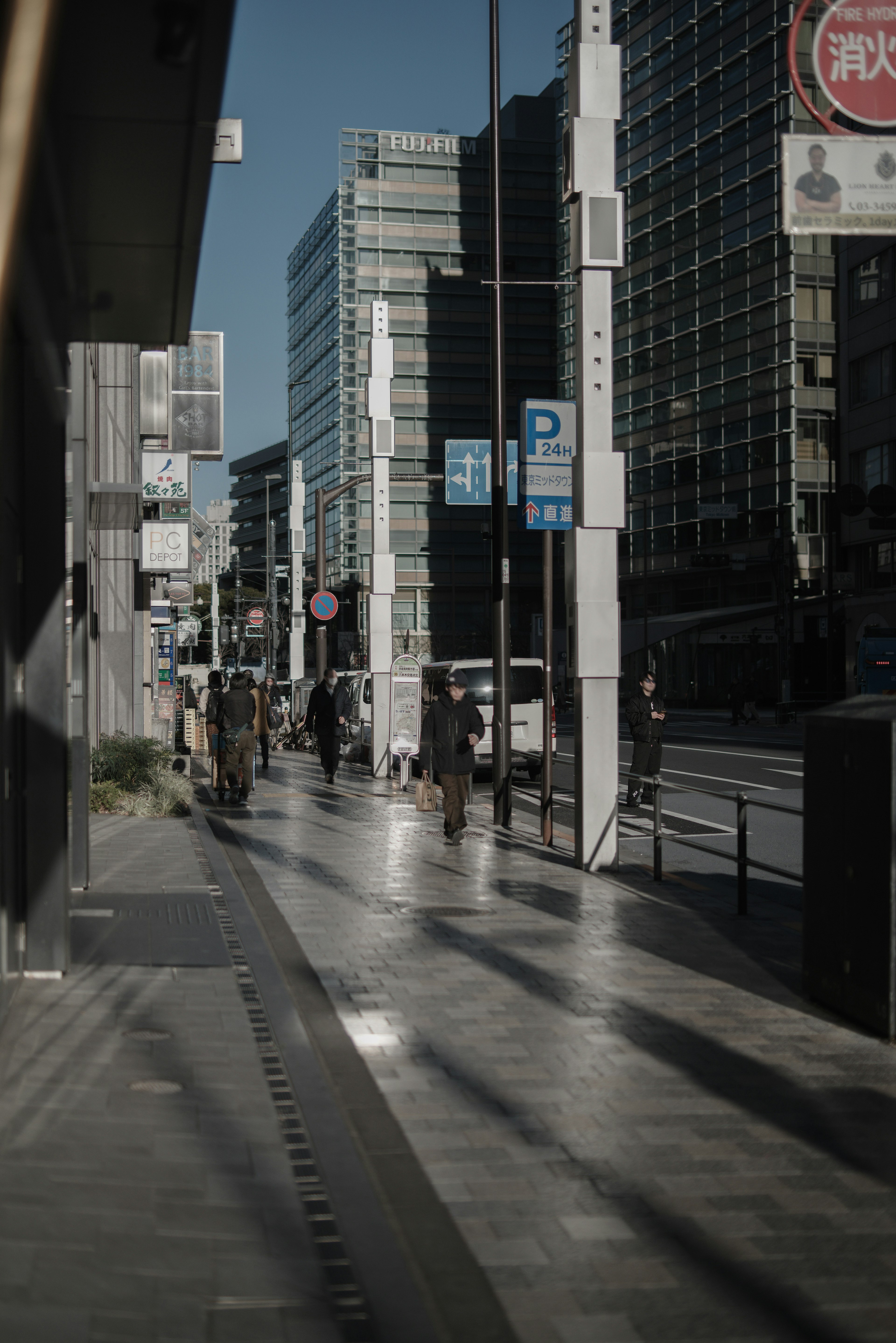 都市の街並みとビルが映る通りの風景