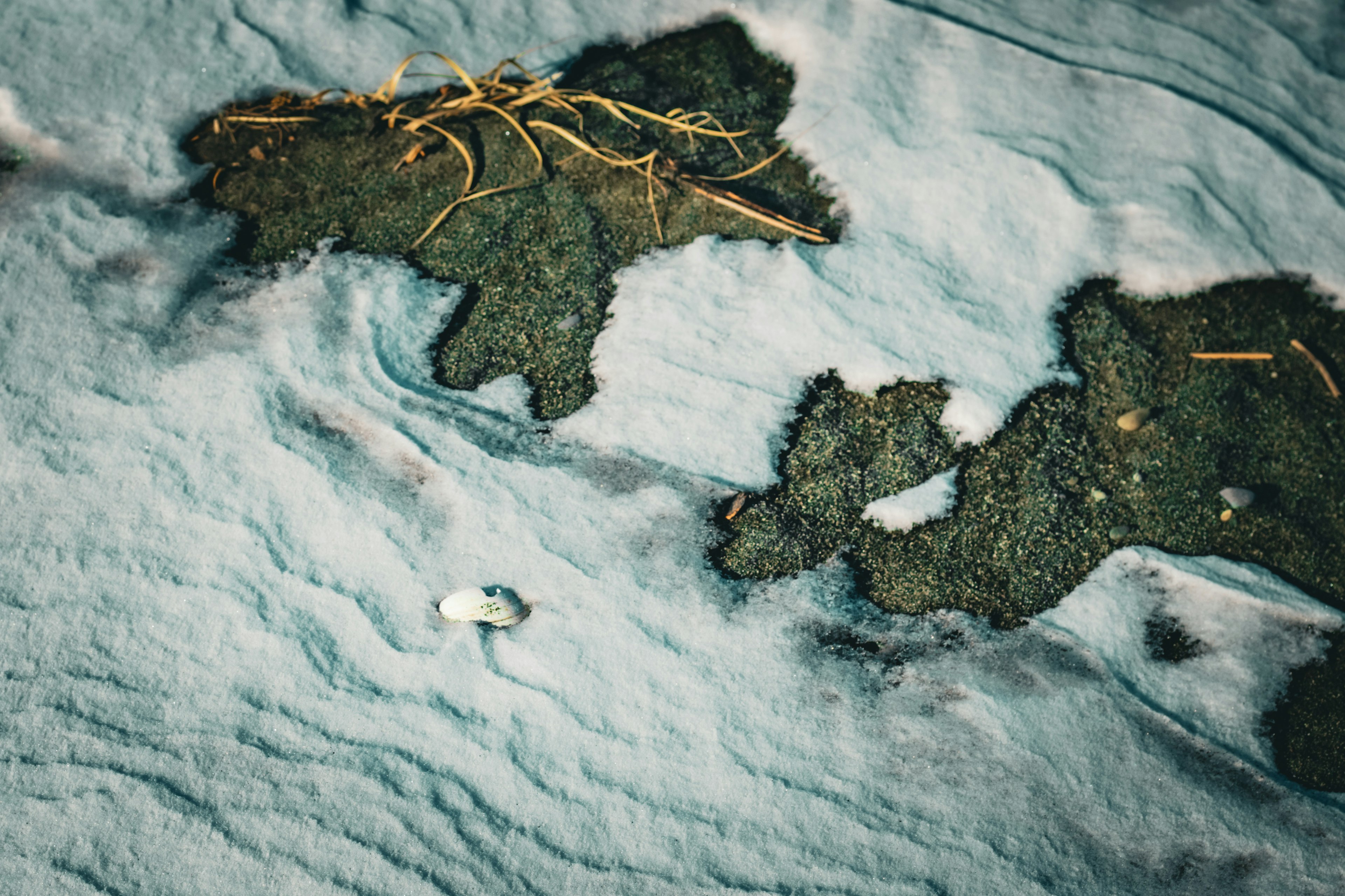 Pequeñas islas en el agua con patrones de olas