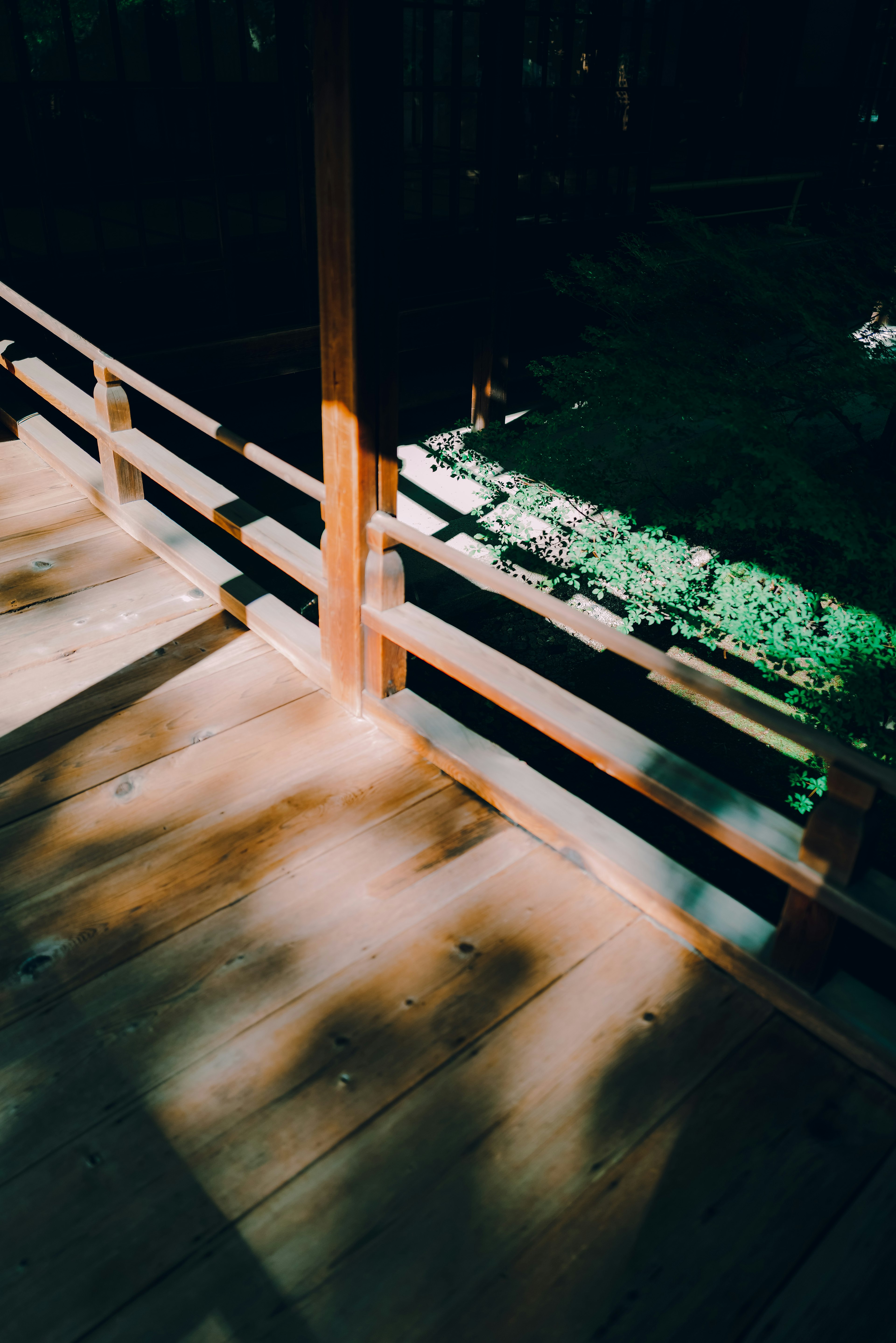 Pont en bois avec vue sur un paysage verdoyant dans un cadre paisible