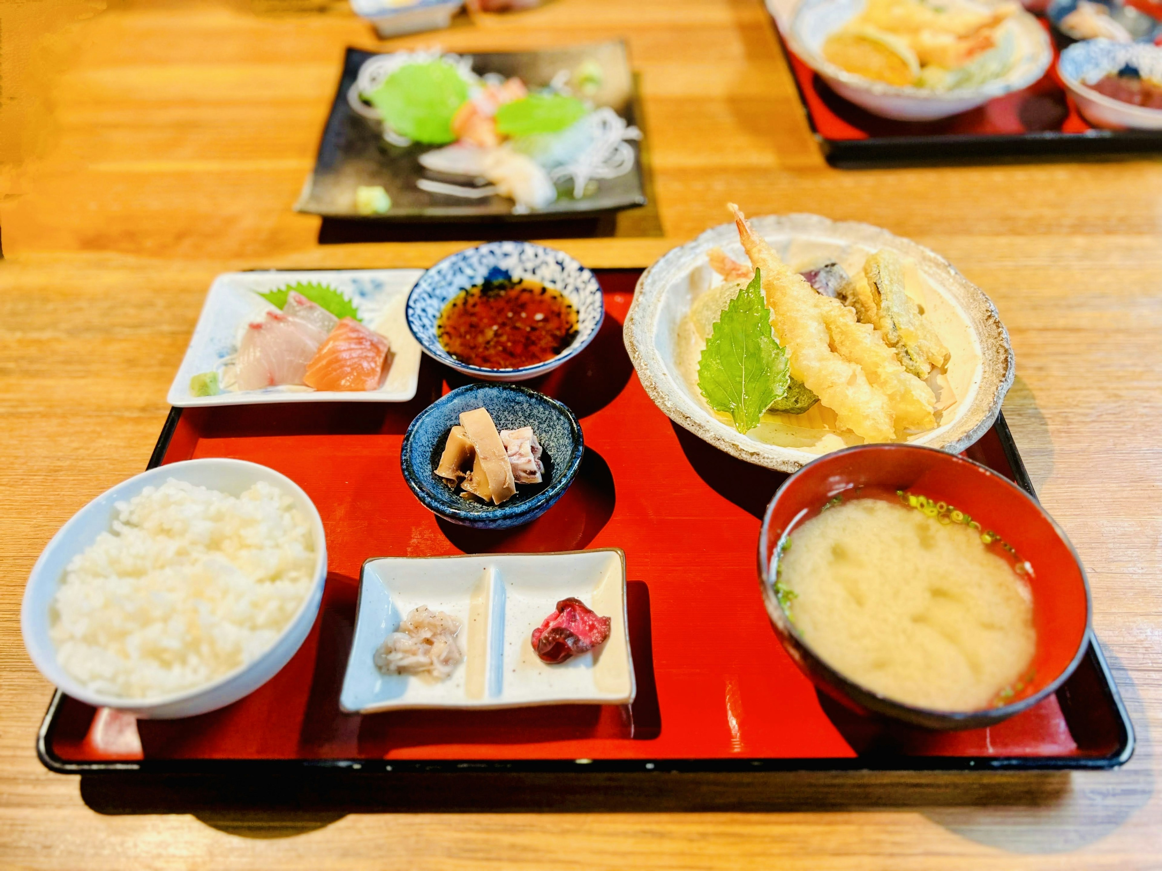 一道精美的日本餐點，包含天婦羅和生魚片