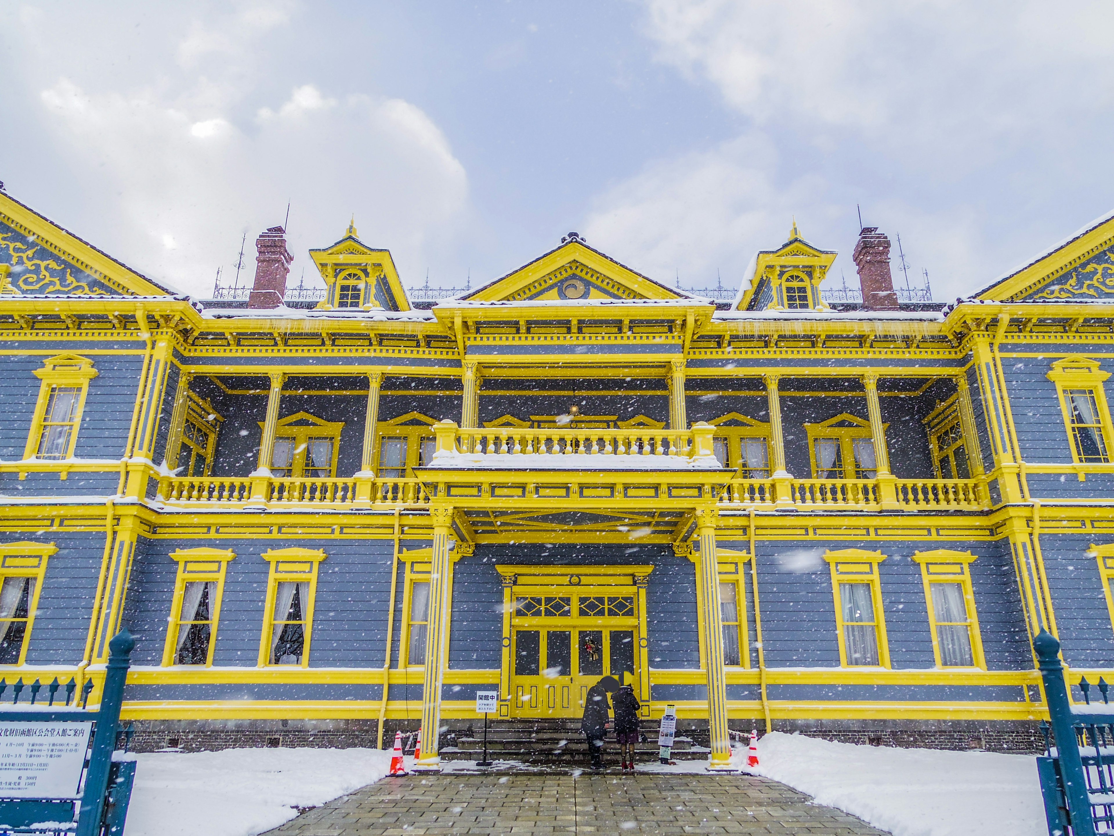 Bellissimo edificio blu e giallo facciata storica nella neve