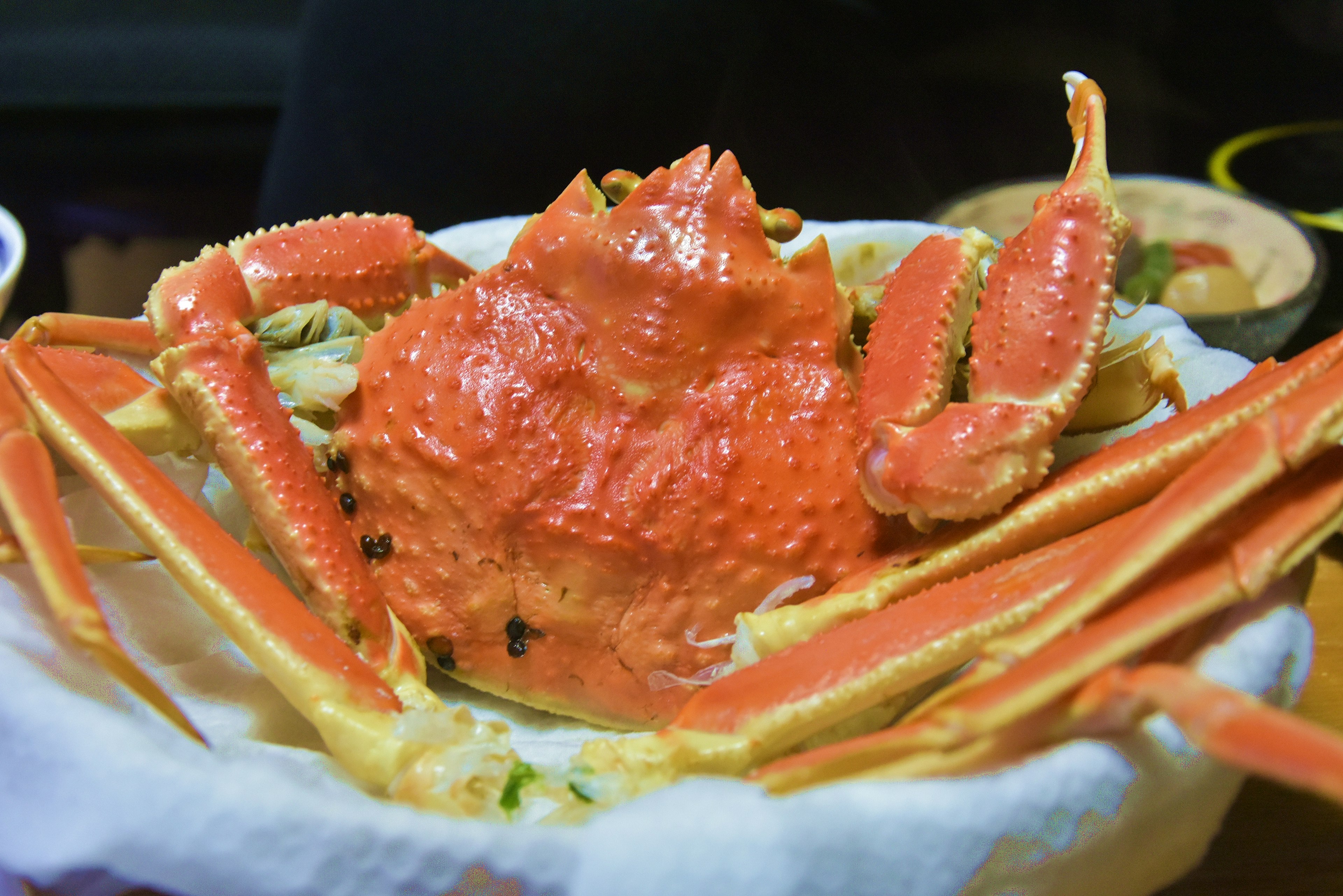 Crabe frais présenté sur un tissu blanc