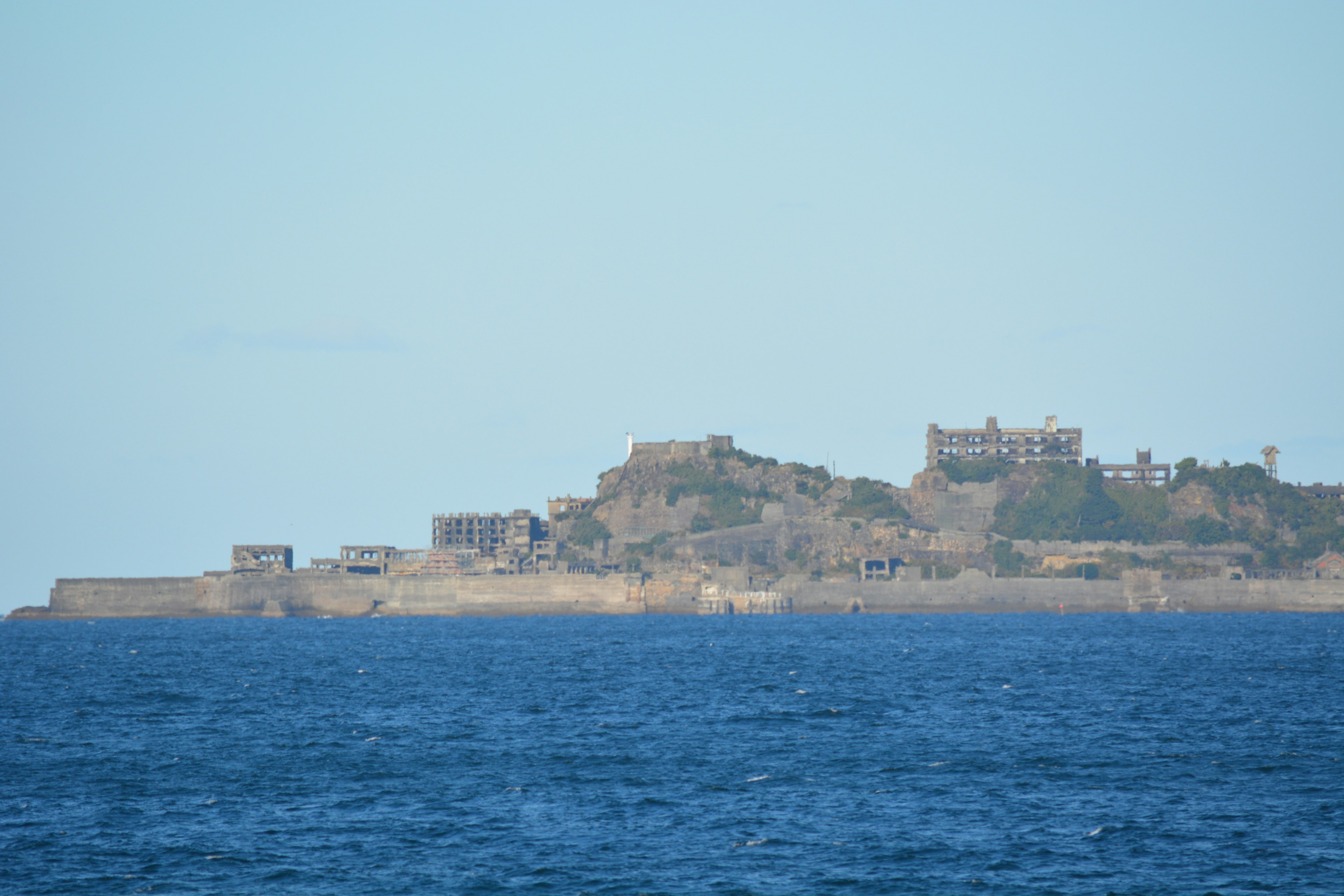 Landschaft einer verlassenen Insel mit Ruinen im blauen Meer