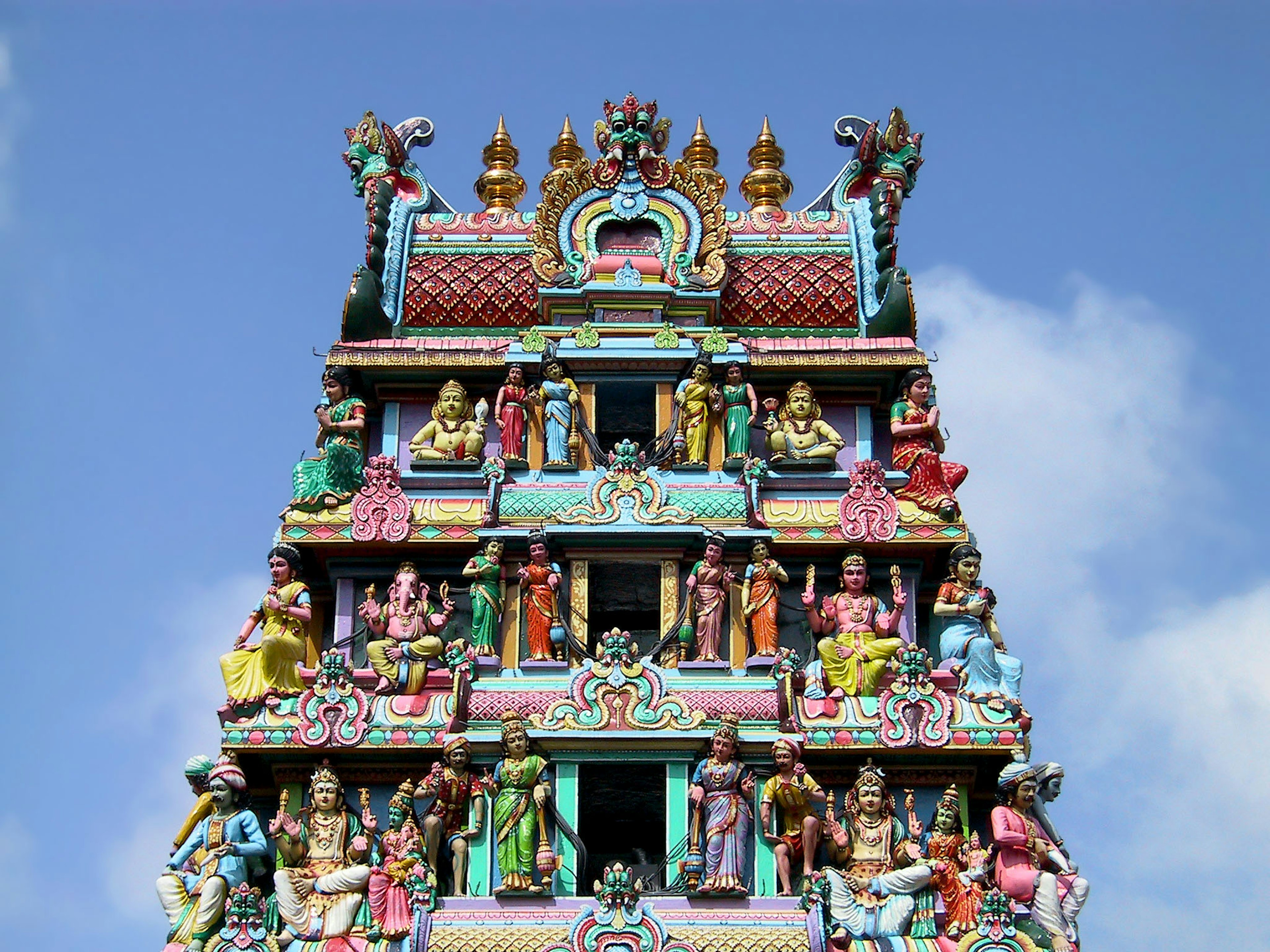 Tour colorée d'un temple hindou avec des sculptures et des décorations complexes de divinités