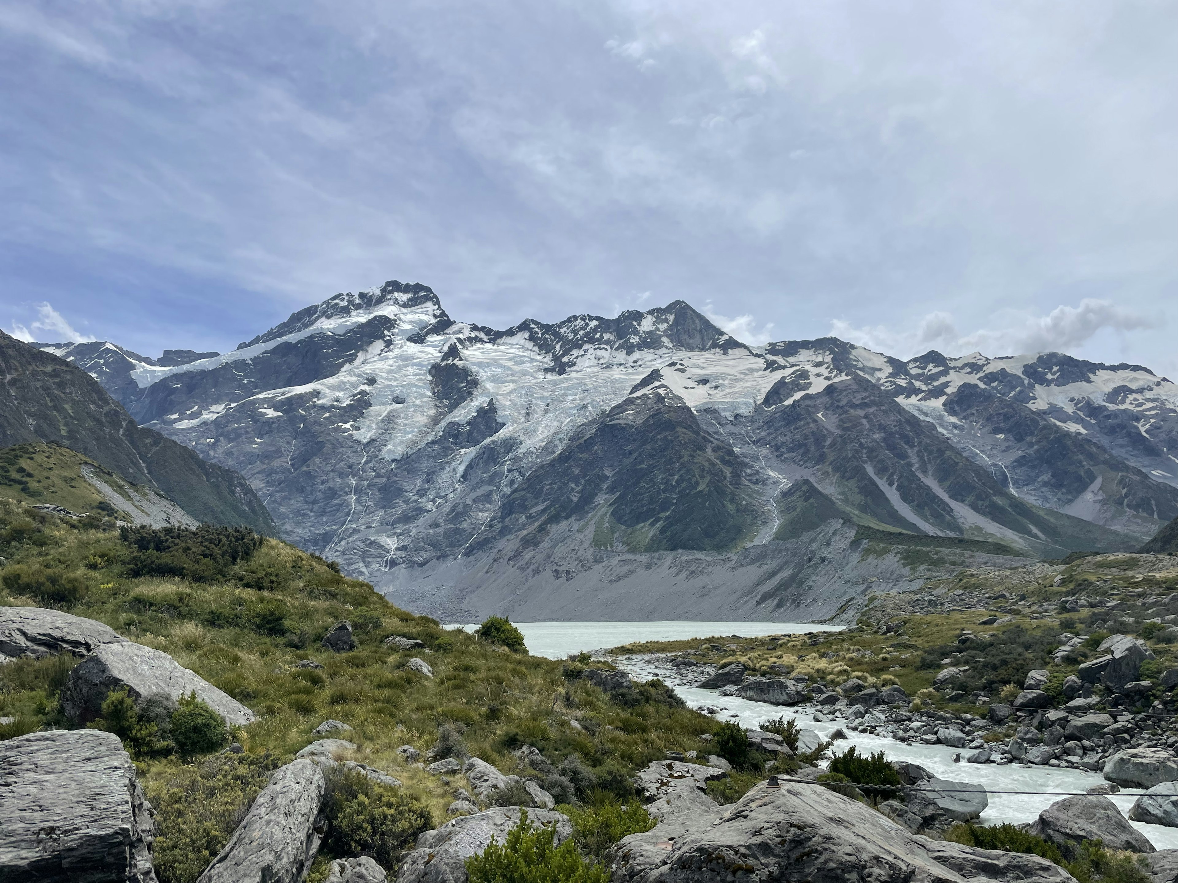 Malersicher Blick auf schneebedeckte Berge und einen ruhigen Fluss