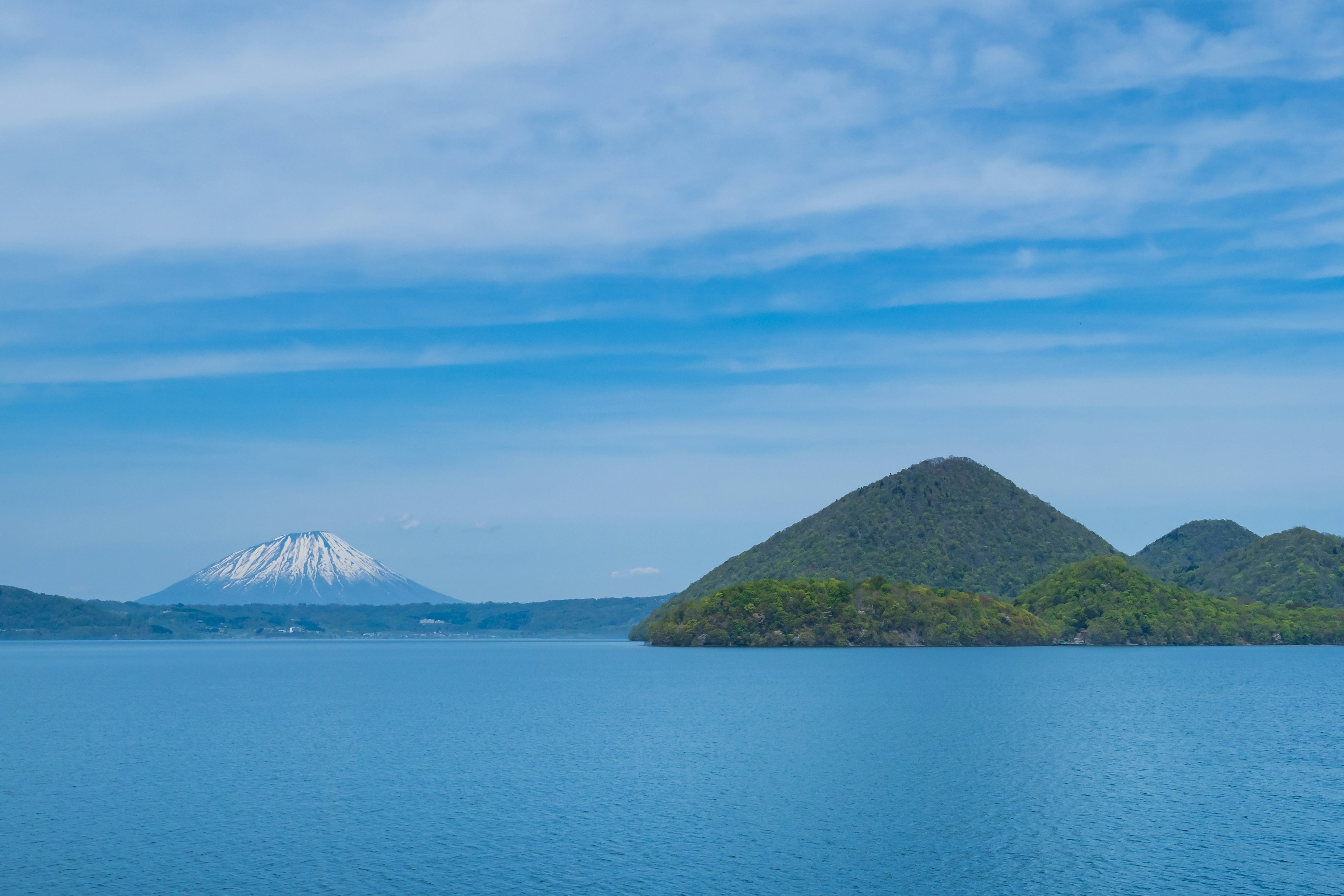 Vista panoramica di un lago con una montagna innevata