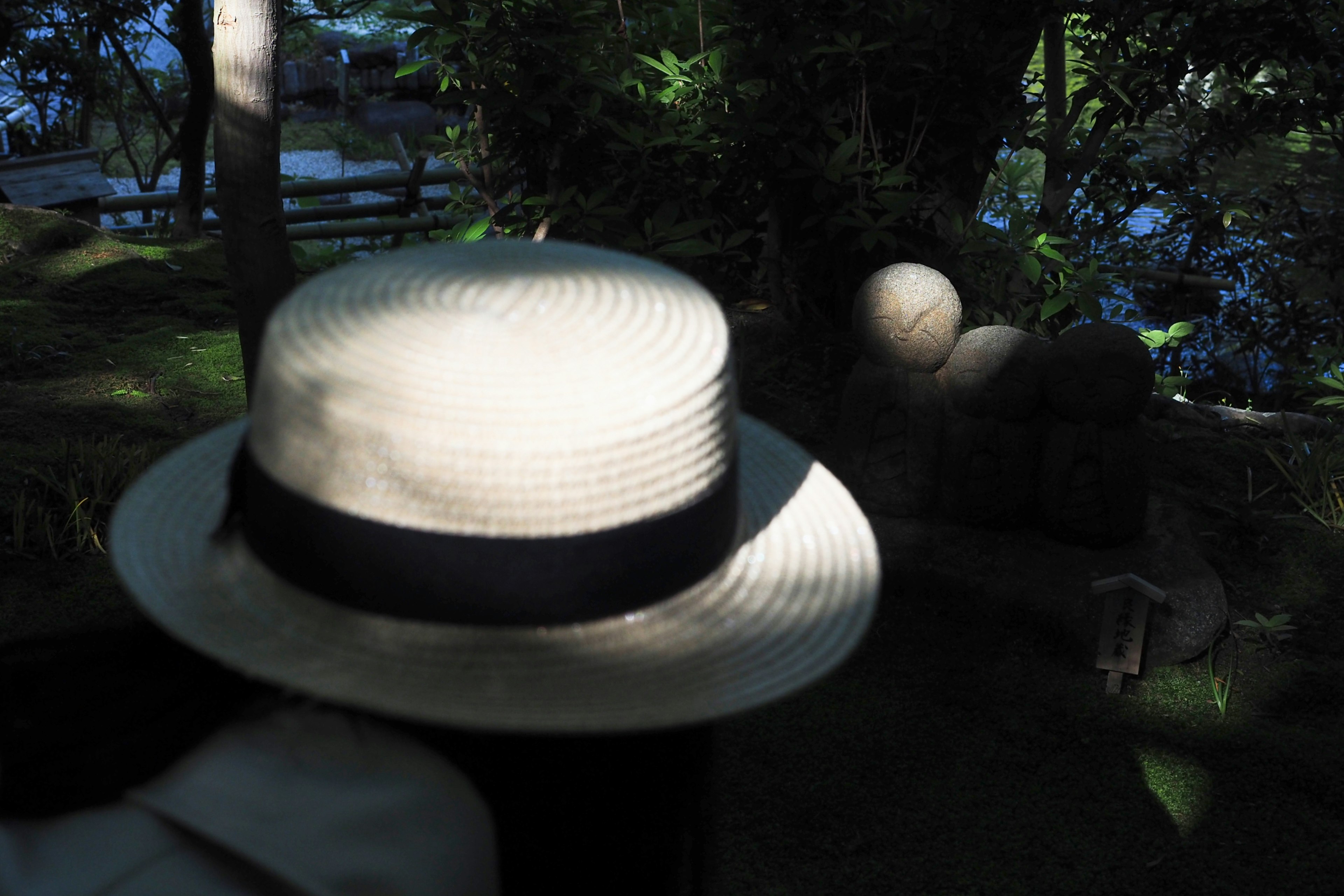 Un cappello bianco con una fascia nera in un ambiente naturale sereno