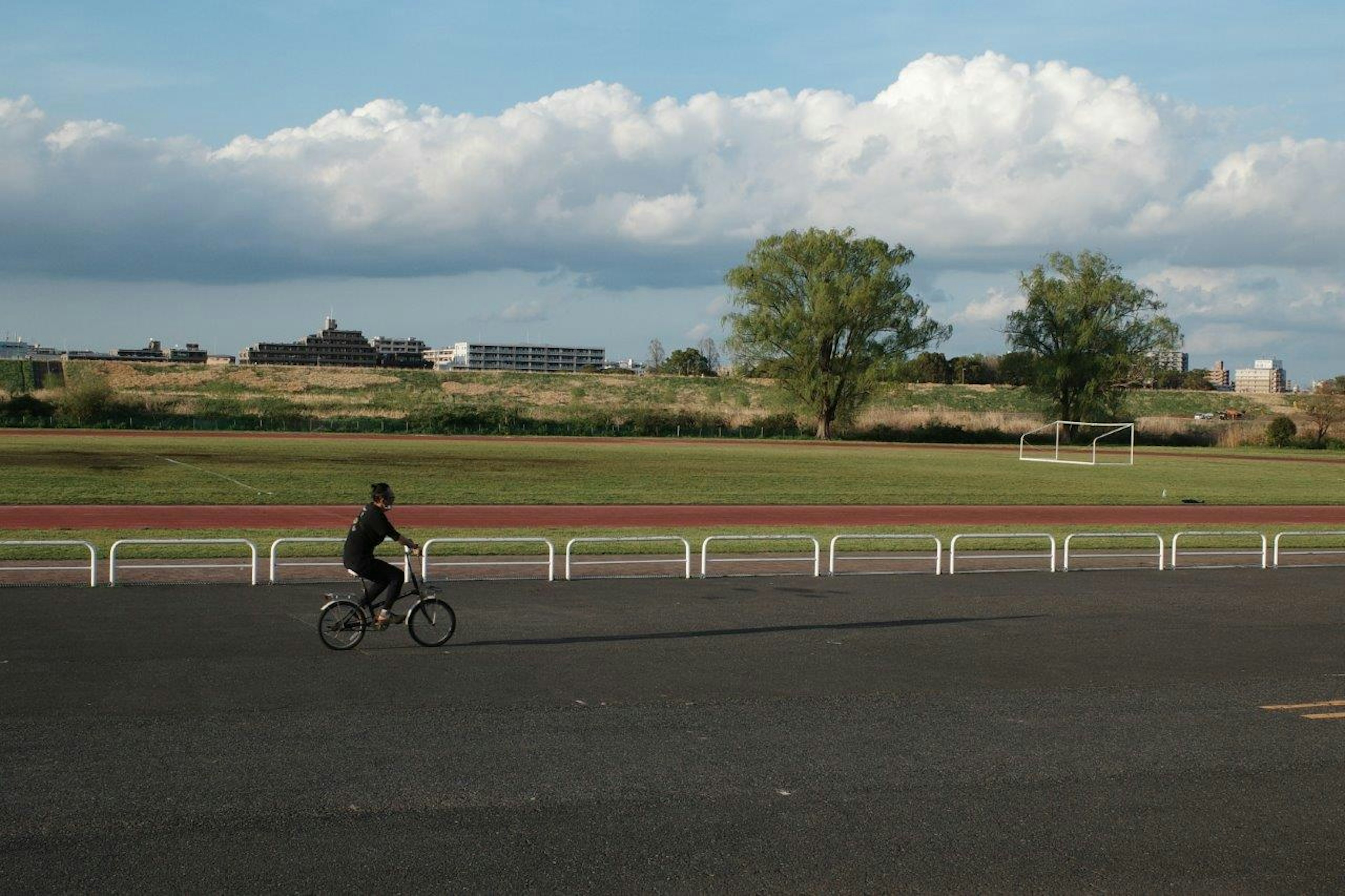 Une personne faisant du vélo sur un large terrain de sport