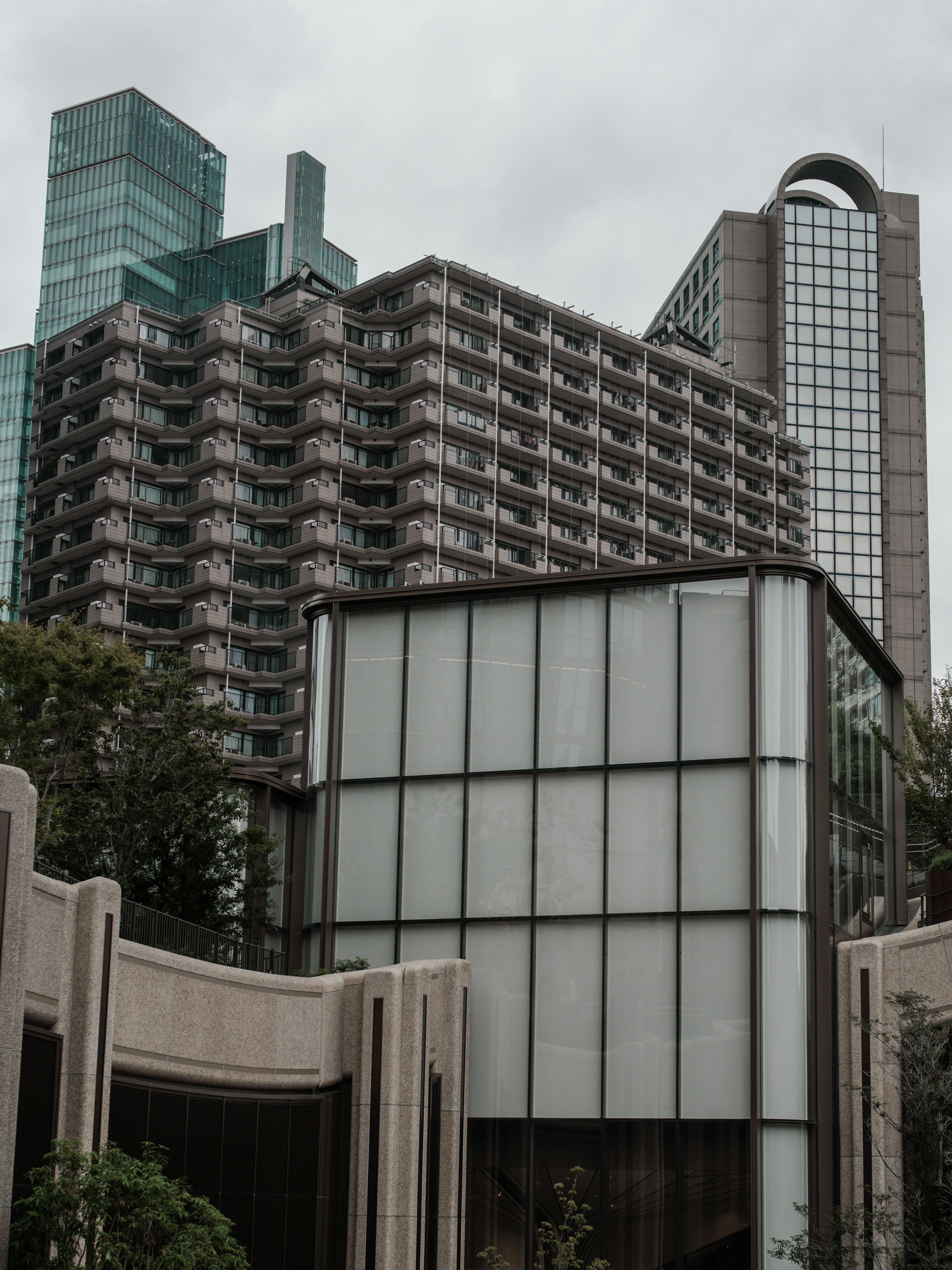 Paisaje urbano con edificios modernos de diseños y materiales diversos