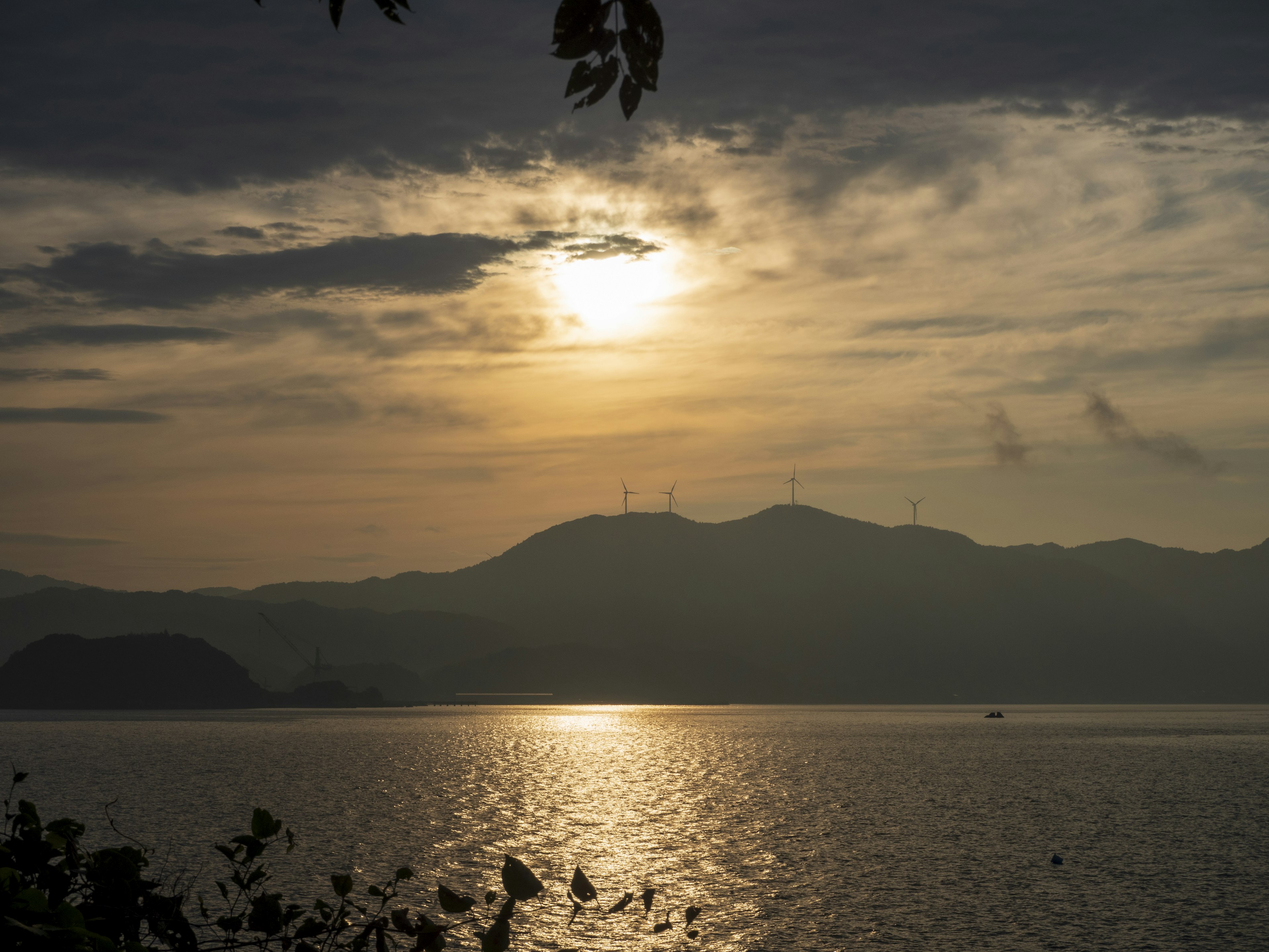 夕日が雲の間から差し込む美しい海の風景