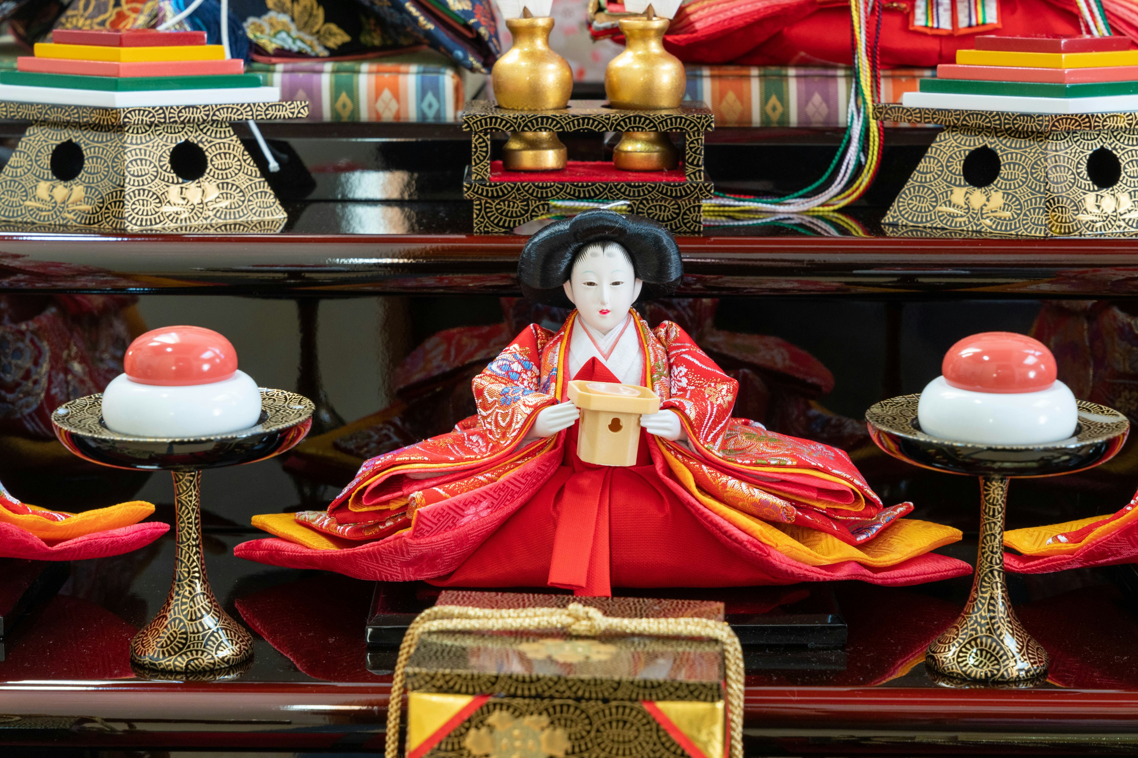 Dolls hina tradizionali esposte per il festival Hinamatsuri