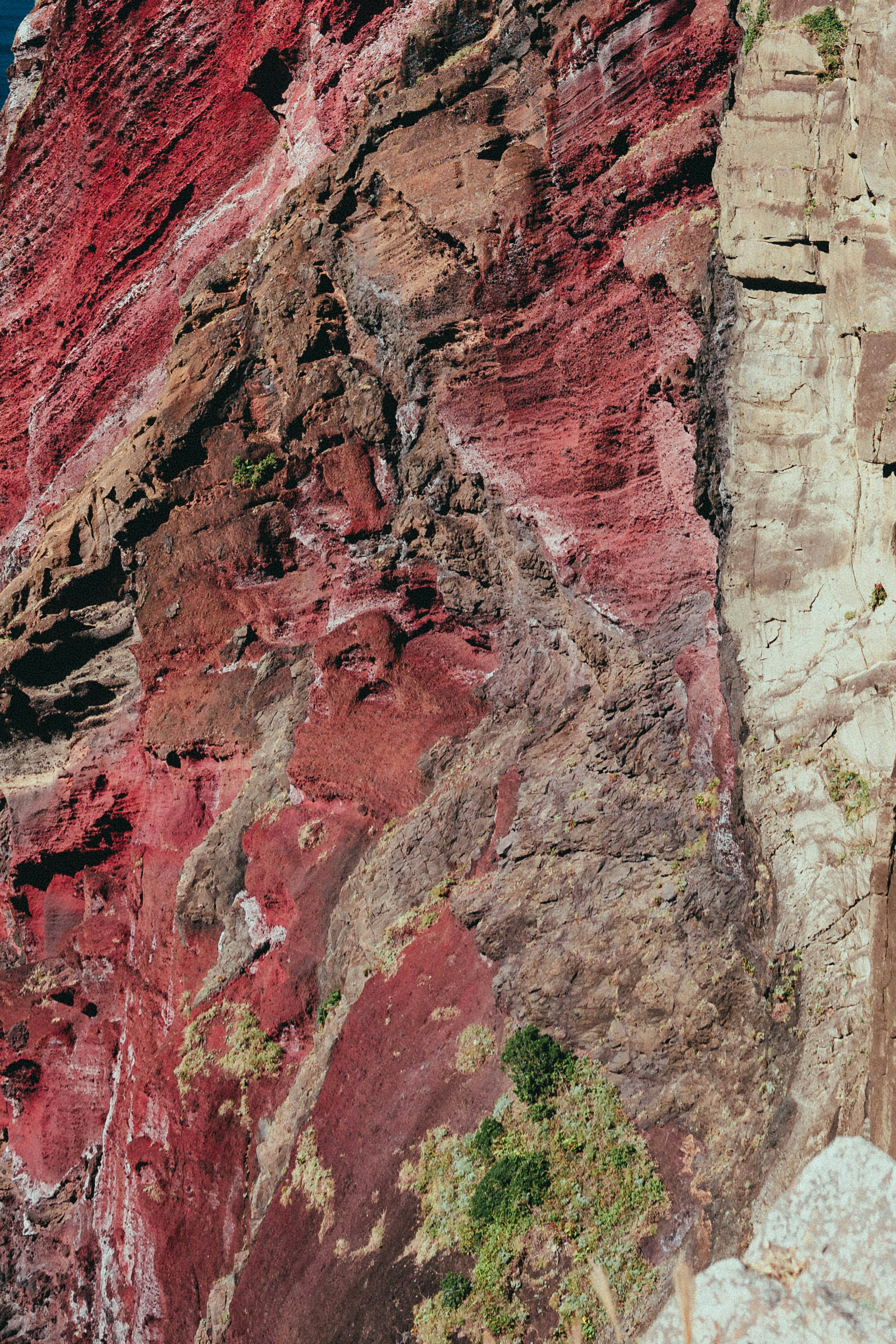 Image d'une falaise avec des couches de roche rouge distinctives