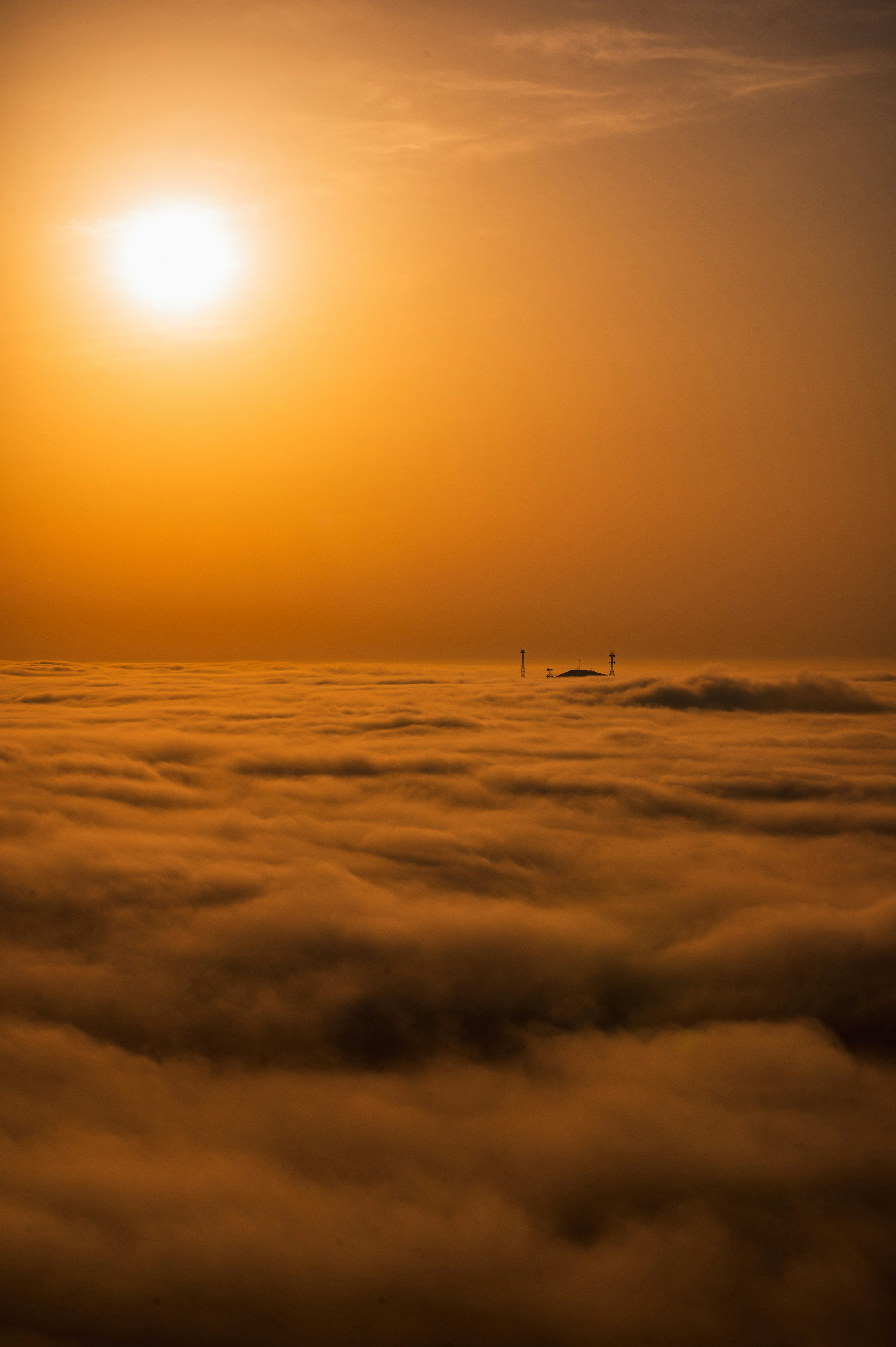 太陽が雲海の上に輝く美しい夕焼けの風景