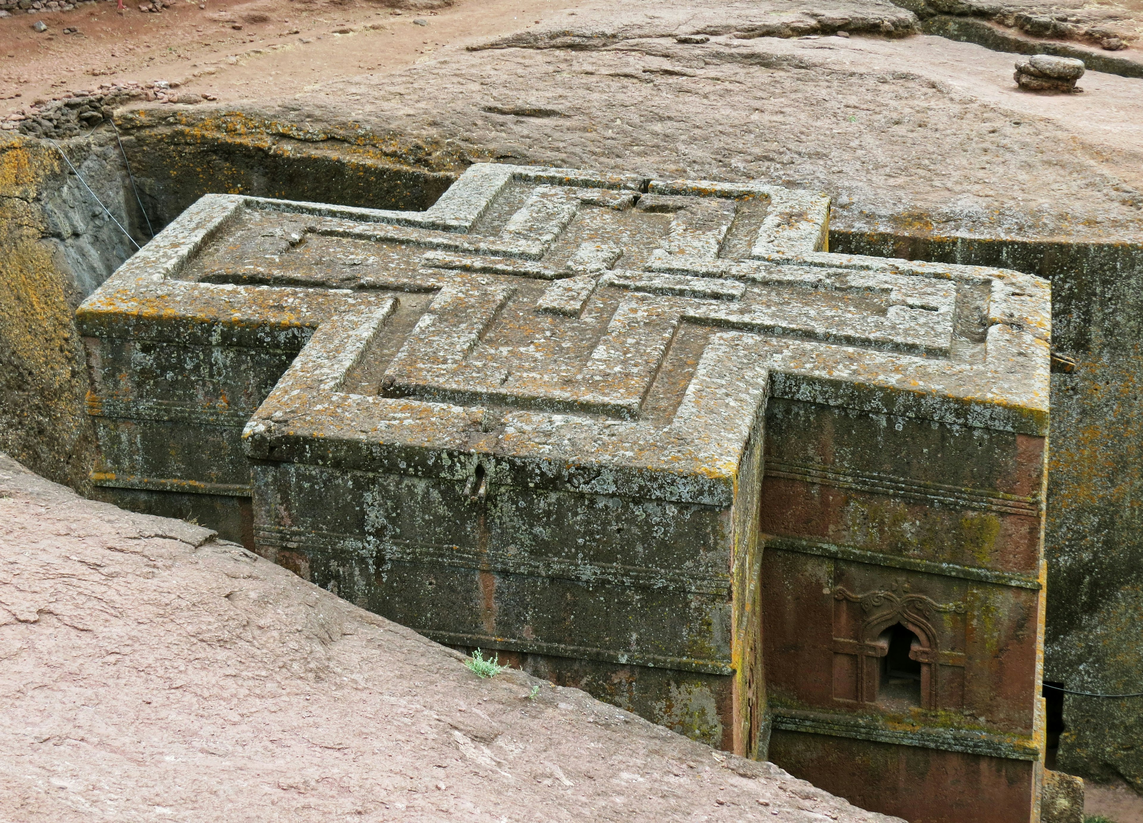 Diseño de cruz de iglesia tallada en roca en Lalibela Etiopía