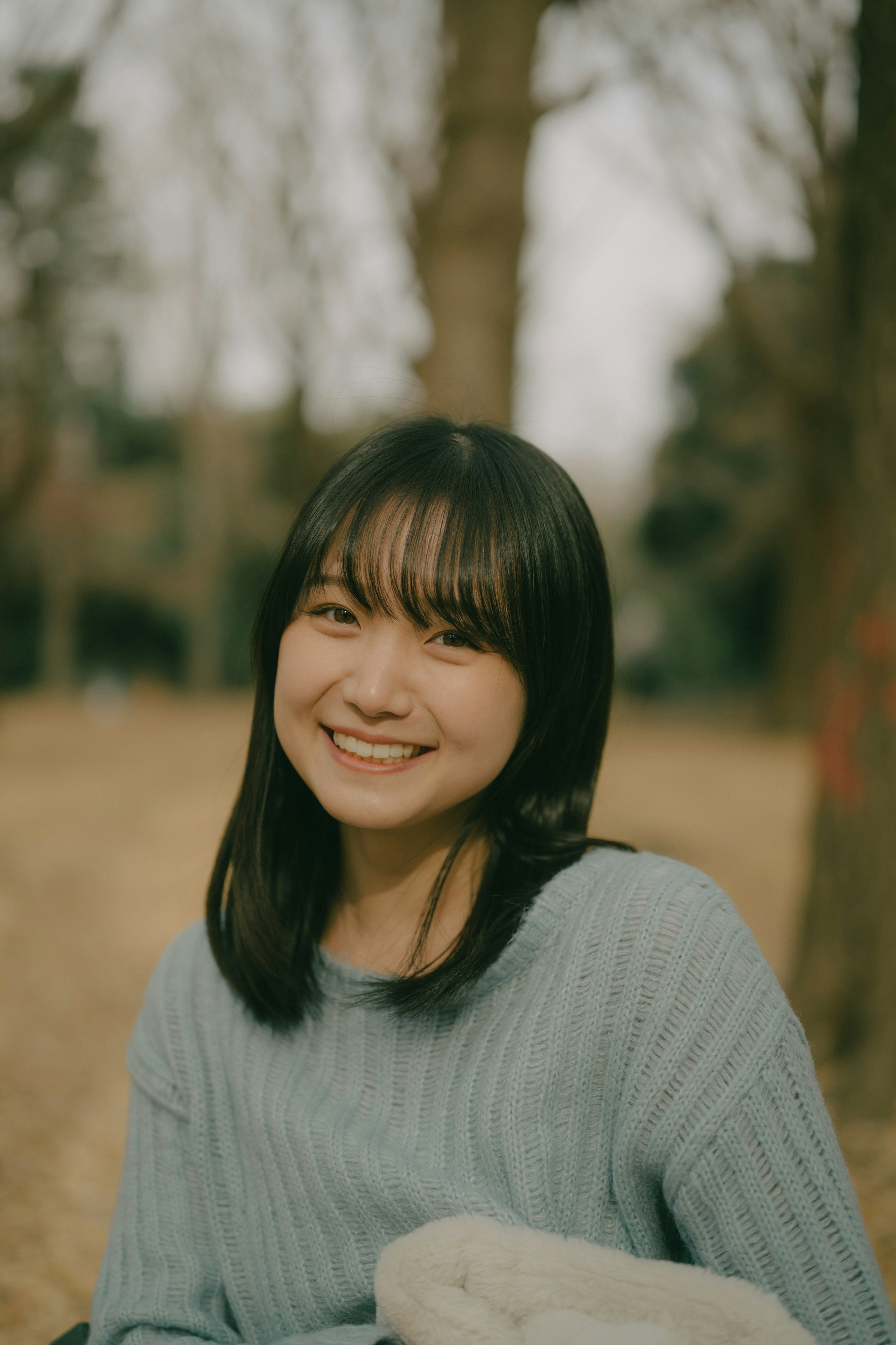 公園で微笑む女性のポートレート