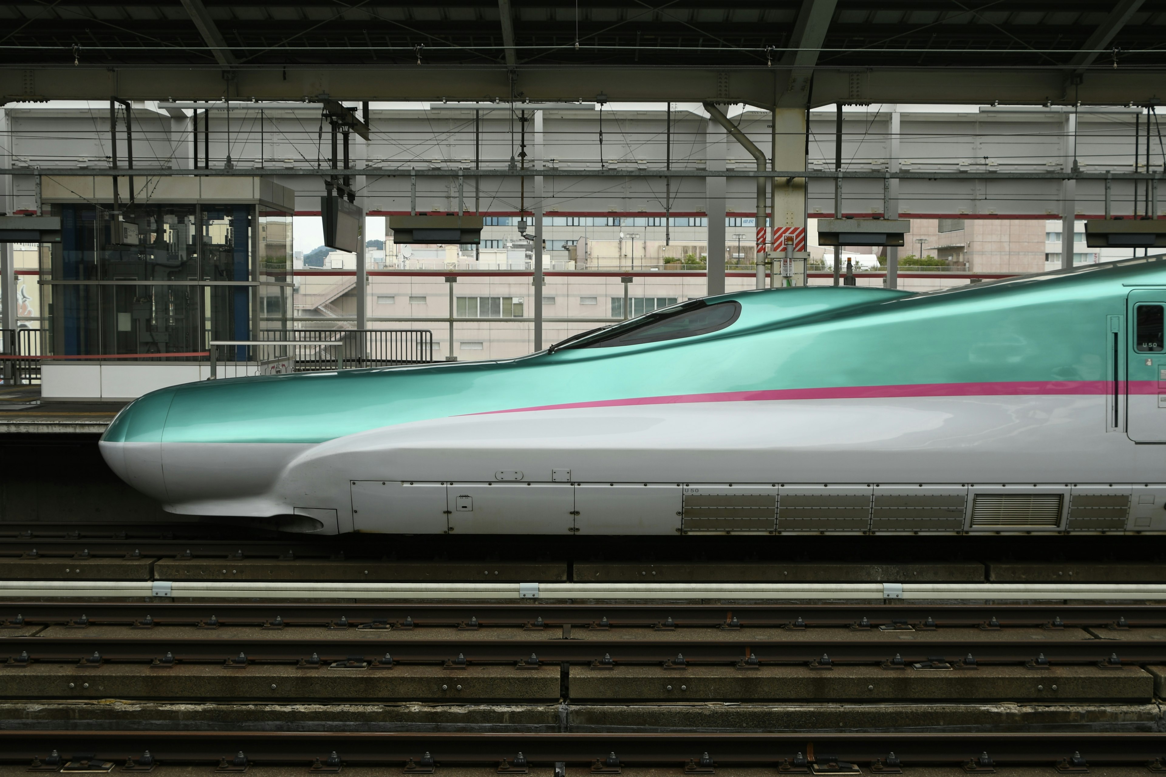 Vista lateral de un tren Shinkansen en una estación