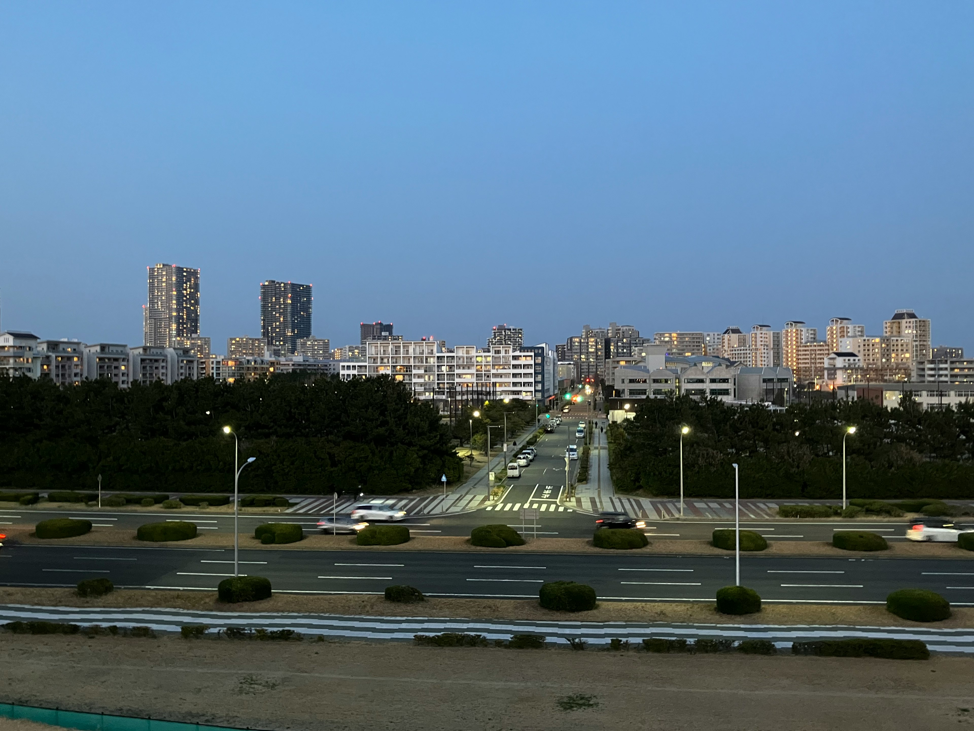 夜の都市風景 高層ビルと道路が見える