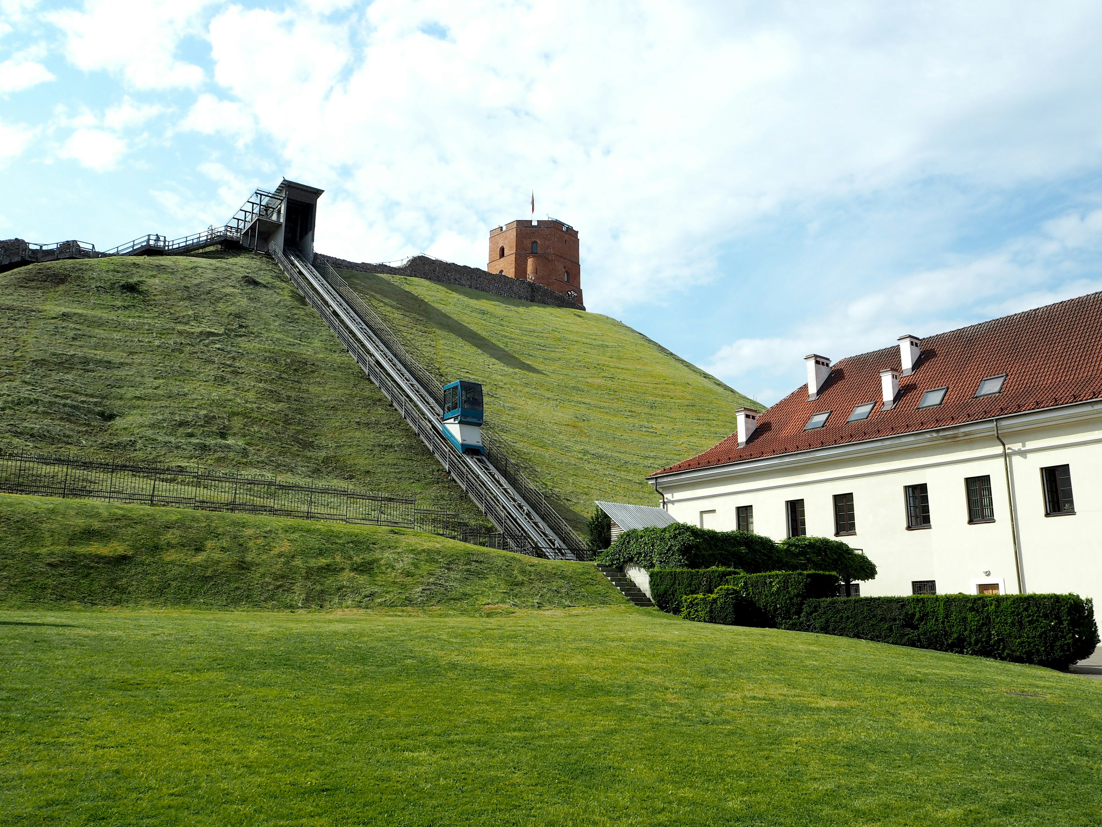 Tour de Gediminas sur une colline verte en Lituanie avec un escalator