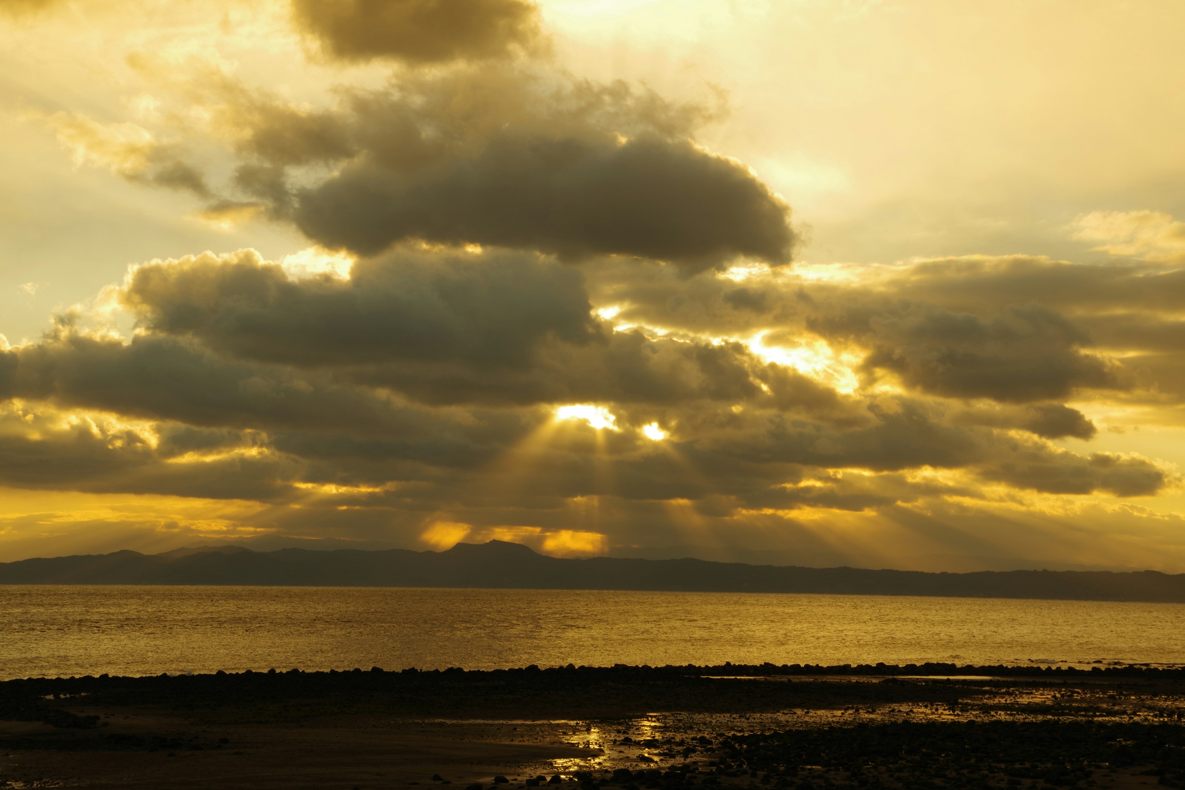 Sonnenuntergang über dem Meer mit dramatischen Wolken