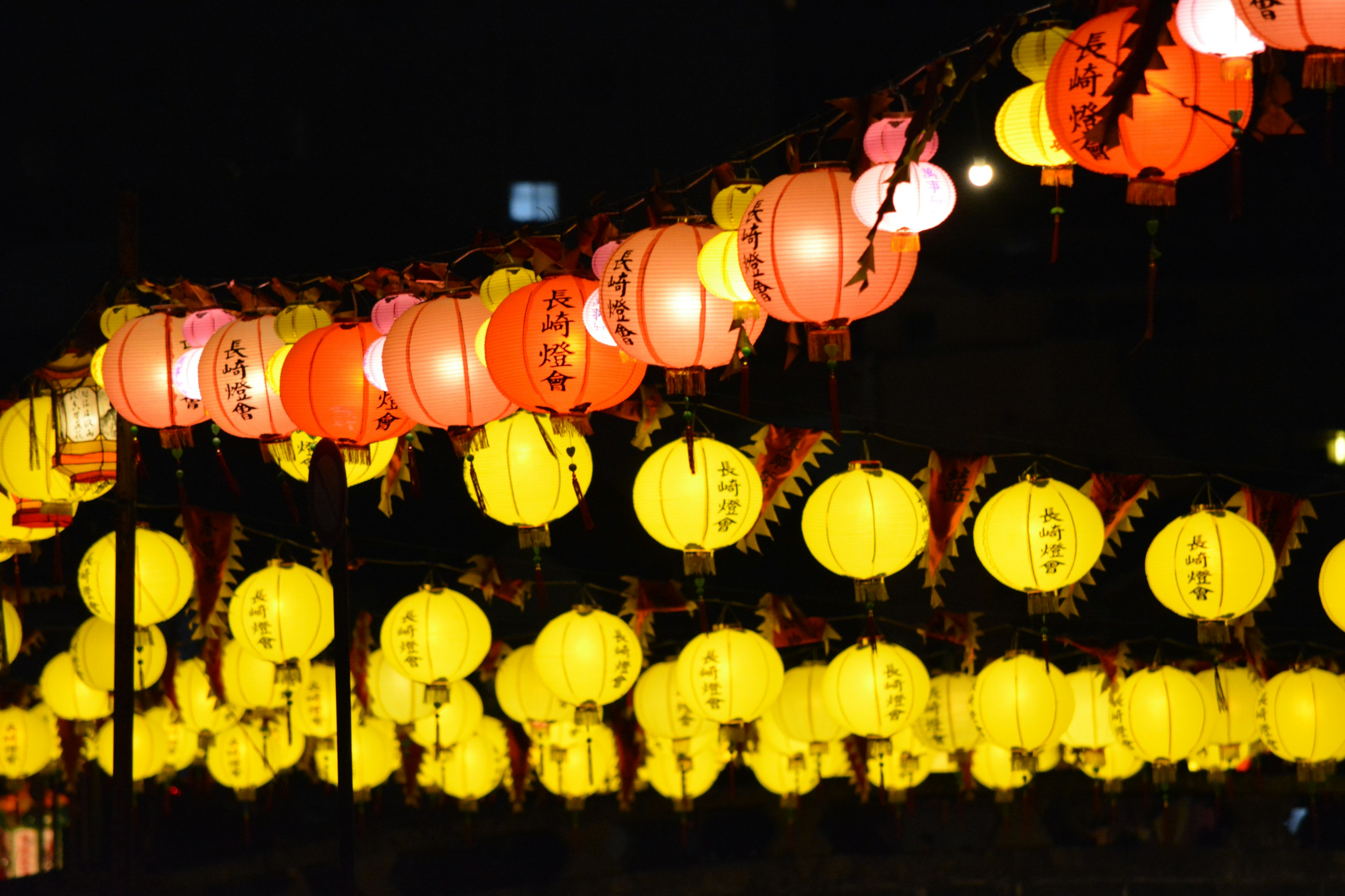 Lampion berwarna-warni yang diterangi di malam hari menciptakan tampilan yang hidup