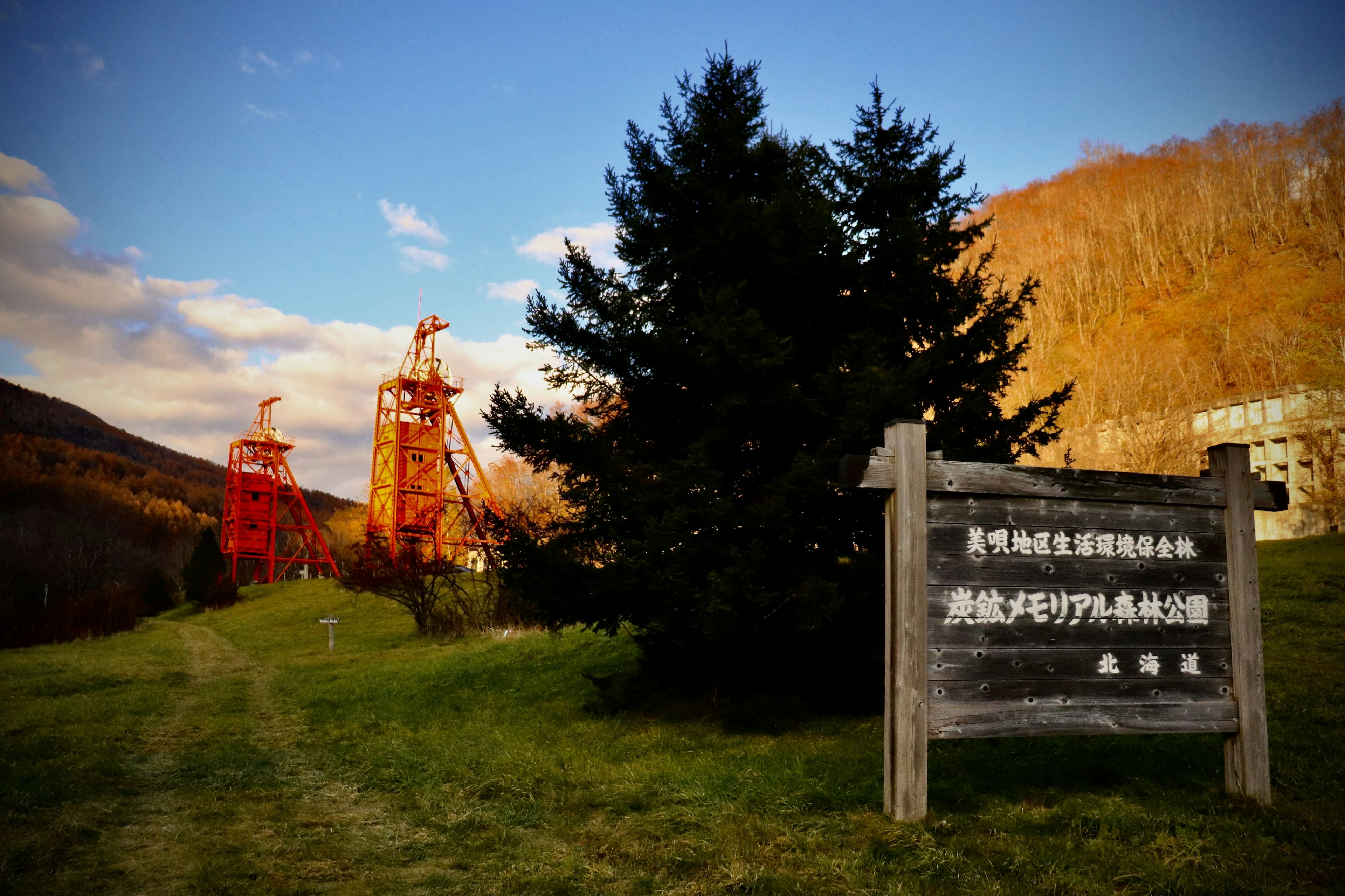 Paesaggio con strutture minerarie rosse e alberi